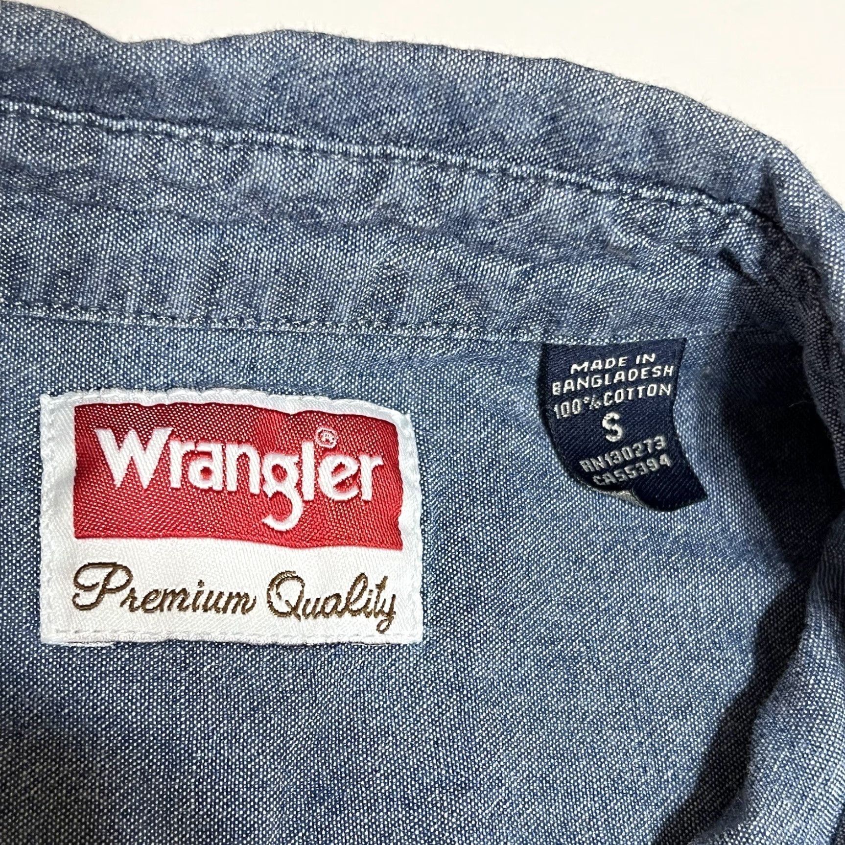 Wrangler Wrangler Men’s Chambray Shirt Button-Up Short Sleeve Pockets Cotton Blue Small Regular Classi c Casual Mens Shirt Size US S / EU 44-46 / 1 - 7 Thumbnail