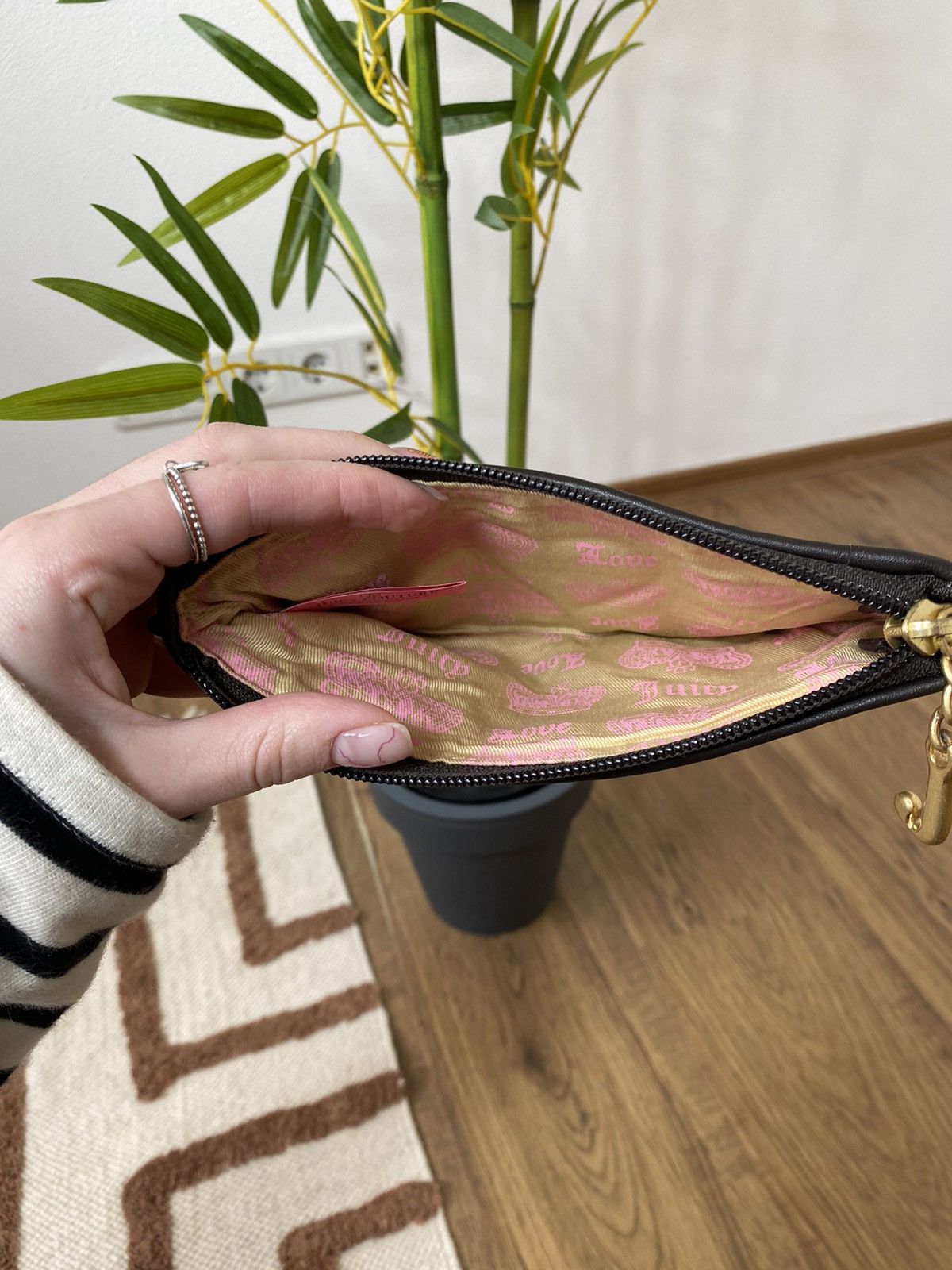 Juicy Couture VINTAGE JUICY COUTURE PLUSH COIN POUCH WALLET Size ONE SIZE - 7 Thumbnail