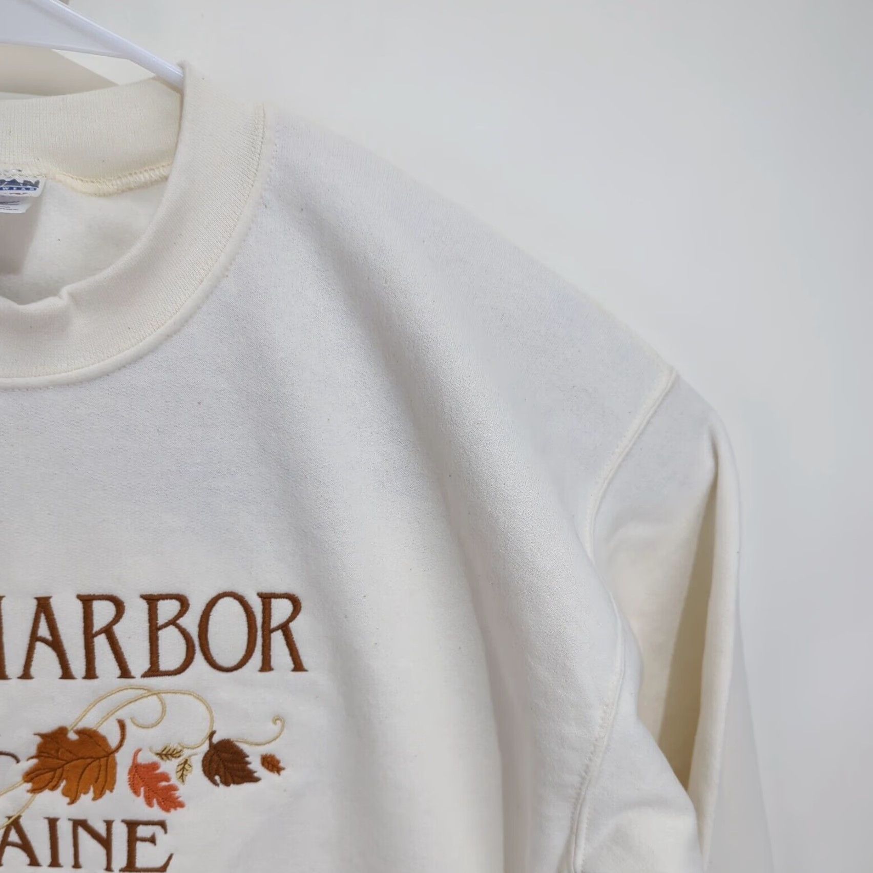 Gildan VINTAGE Gildan Sweatshirt Crew Neck Unisex Adults L Cream Embroidered Logo Heavyweight Fall Leaves Bay Harbor Maine Destination Size US L / EU 52-54 / 3 - 5 Thumbnail