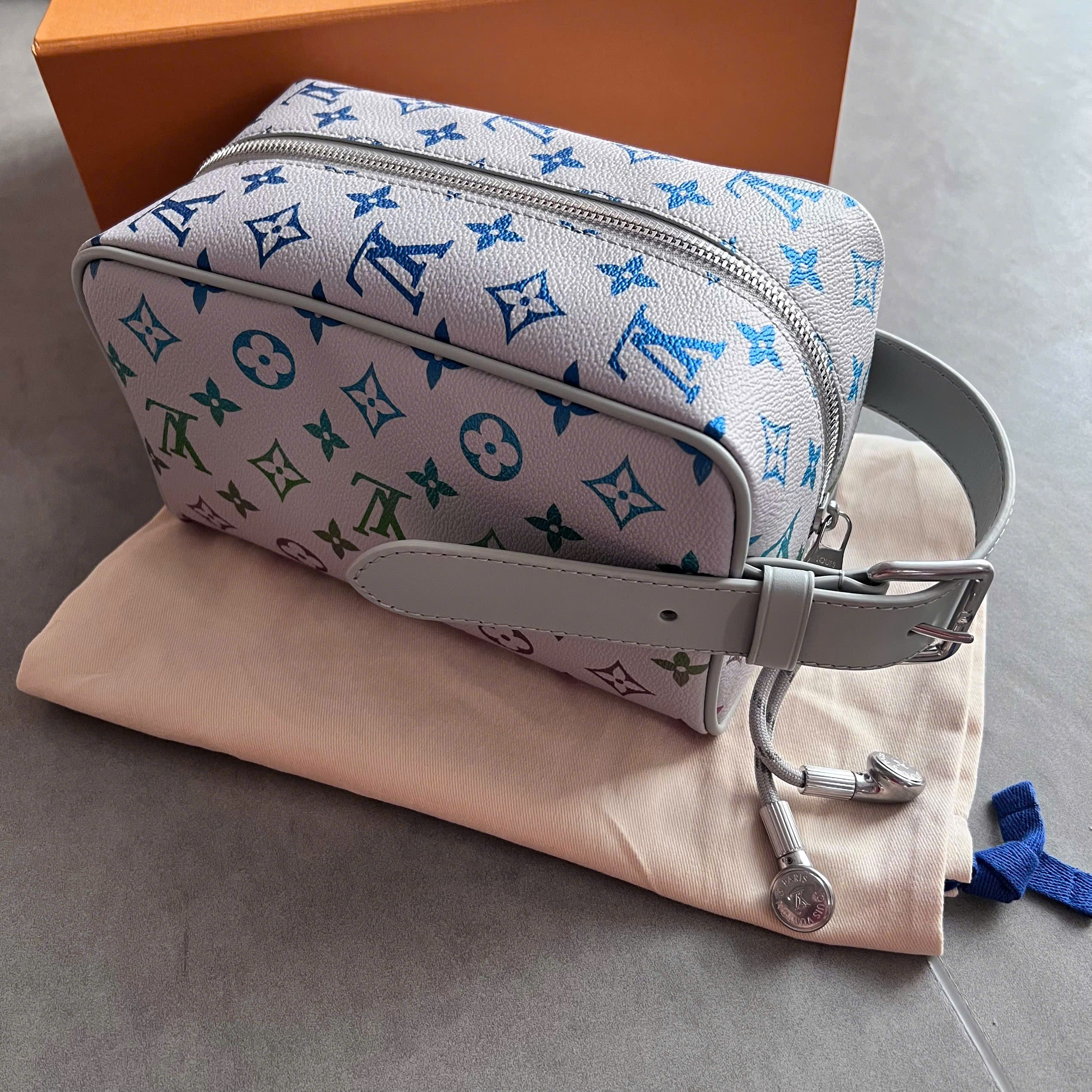 Louis Vuitton LOUIS VUITTON M14034 LOCKER DOPP KIT Size ONE SIZE - 2 Thumbnail