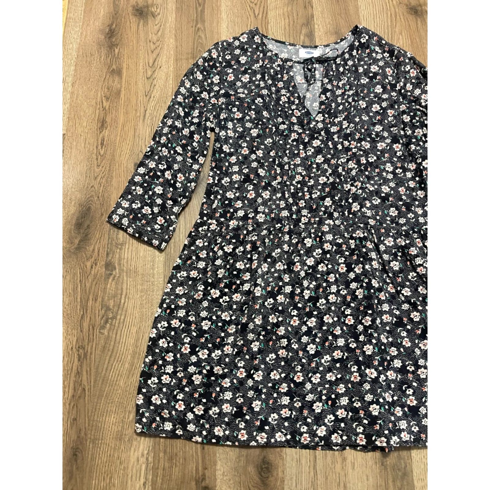 Old Navy Old Navy Dress Women's Small Black White Floral 3/4 Sleeve V-Neck Knee Length A-Line Shift Size S / US 4 / IT 40 - 3 Thumbnail