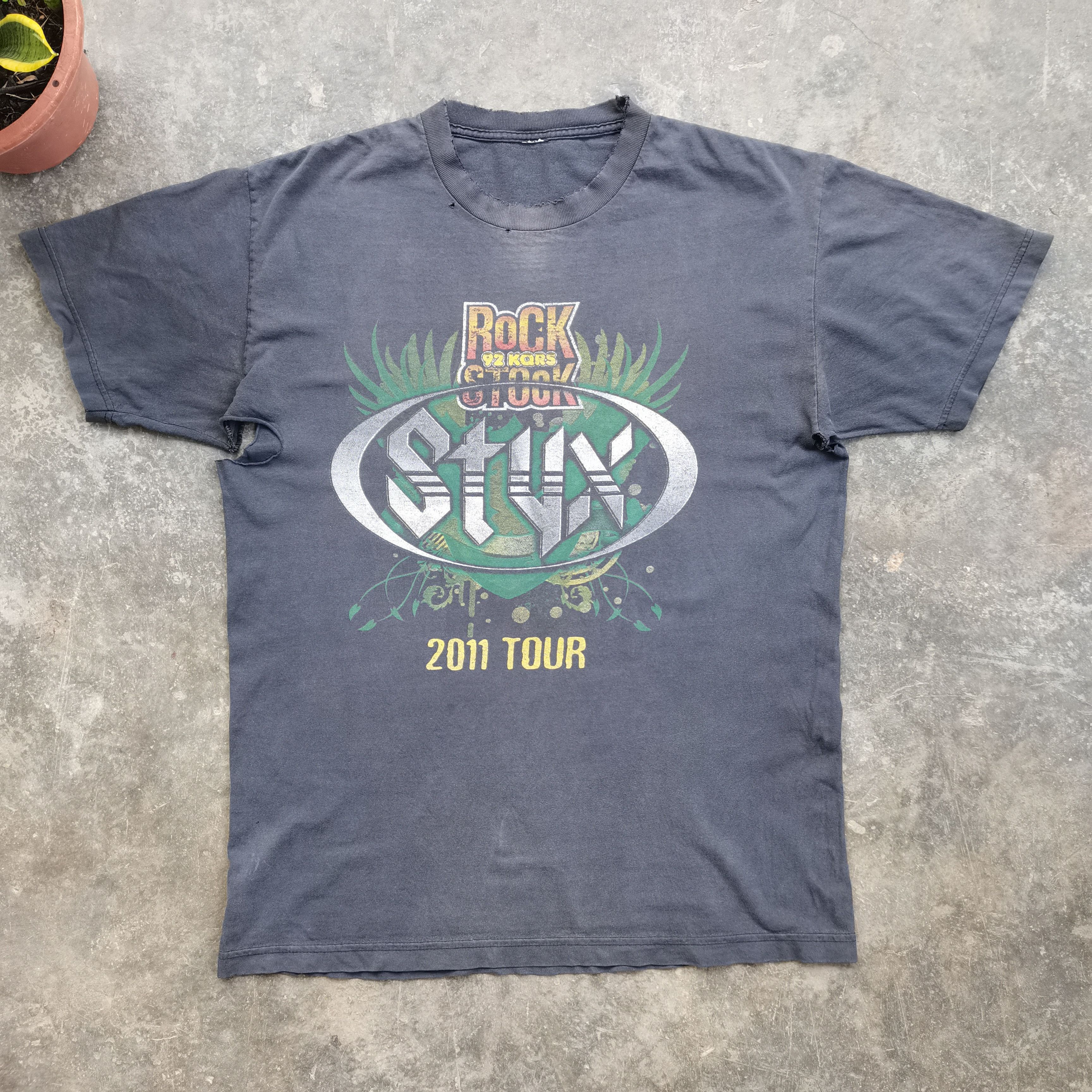 Band Tees × Vintage Steals🔥 Vintage 2011 STYX TOUR Distress Faded Tee Size US L / EU 52-54 / 3 - 1 Thumbnail