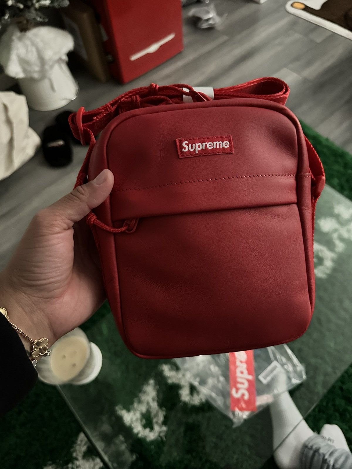 ★Supreme★送関込★超厳選★誰もが欲しがる人気バックパック★ Supreme Leather Shoulder Bag 