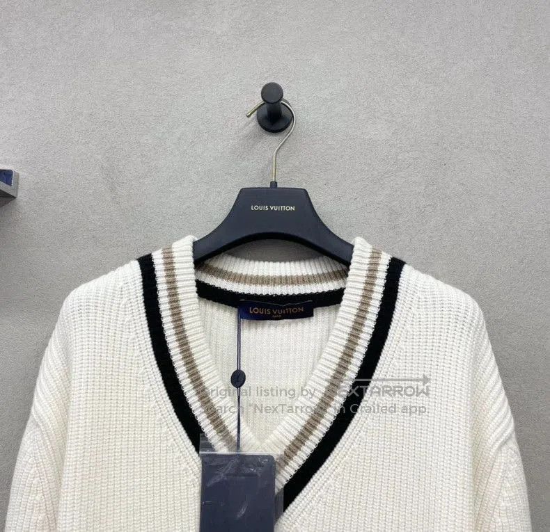 Louis Vuitton Louis Vuitton Beige V. Size US S / EU 44-46 / 1 - 4 Thumbnail