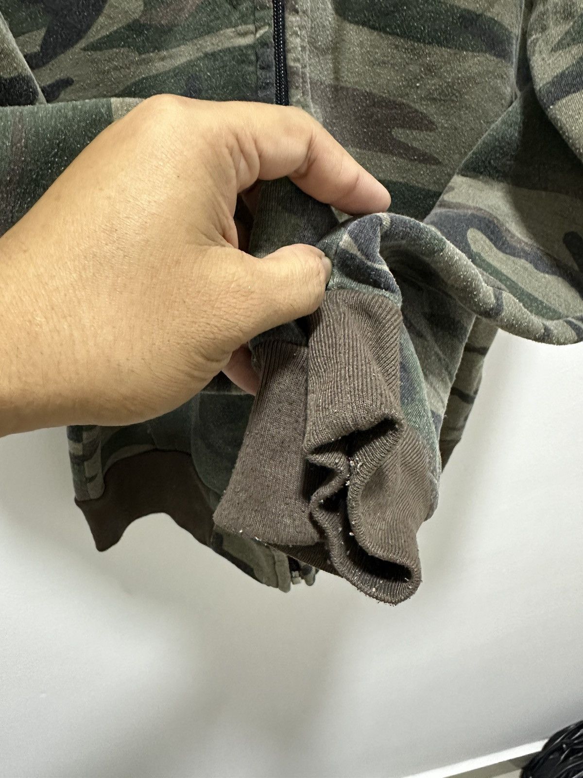 Carhartt Vintage Carhartt Camouflage Sweater Small Logo Design Size US L / EU 52-54 / 3 - 6 Thumbnail