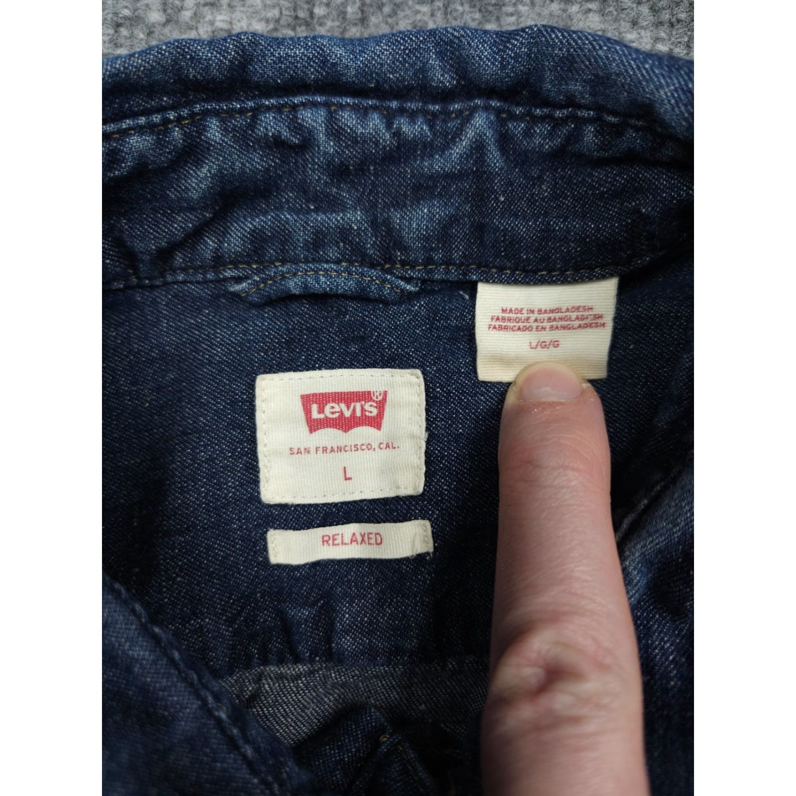 Levi's VINTAGE Levi's Chambray Shirt Men's Large Blue Button Up Pockets Long Sleeve Size US L / EU 52-54 / 3 - 5 Thumbnail