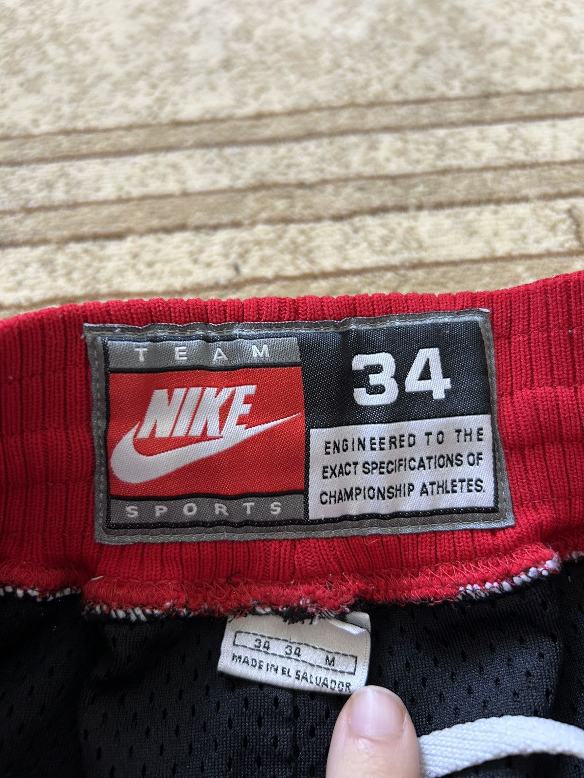 NBA × Nike × Vintage Vintage 90s Nike Chicago Bulls Mesh Shorts Size US 34 / EU 50 - 7 Thumbnail