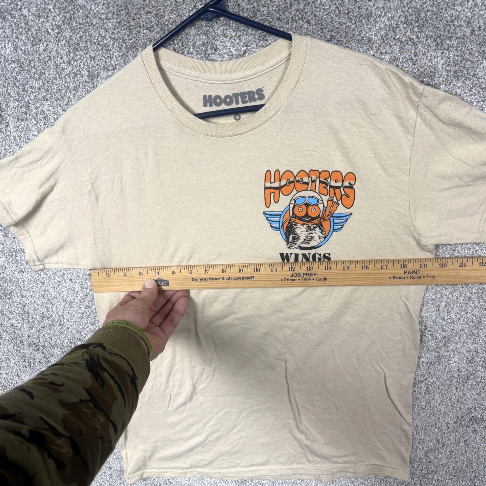 Logo 7 Hooters Shirt Mens M Tan Wings Pin-Up Aviation Graphic Tee Logo Shirt Size US M / EU 48-50 / 2 - 3 Thumbnail