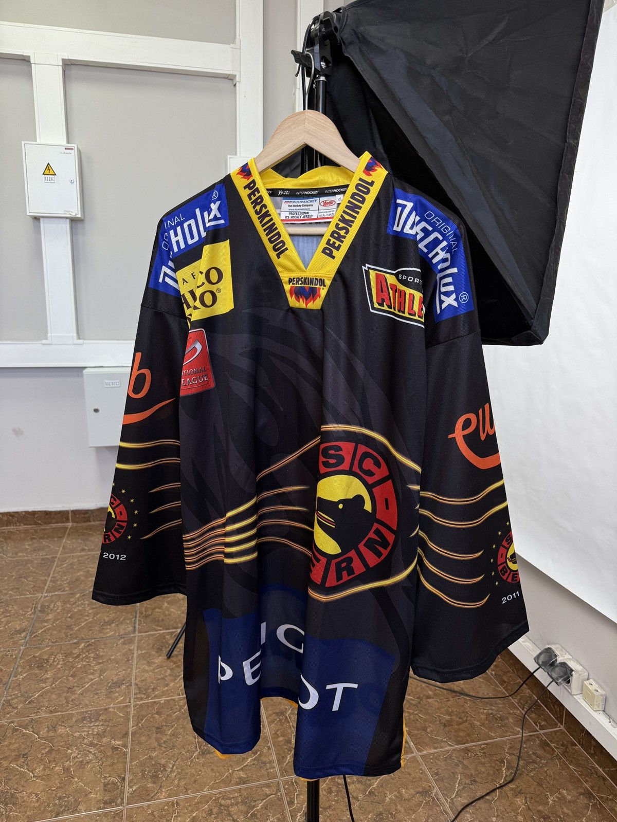 NHL 🇨🇭 2011 SC Bern Switzerland Hockey Jersey Team Signed Peugeot Size US XL / EU 56 / 4 - 1 Thumbnail