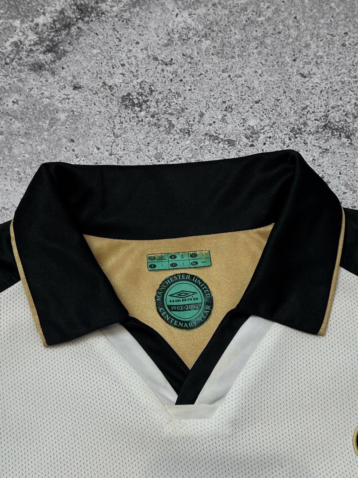 Vintage Vintage Umbro Manchester United 2001 2002 Reversible Jersey Size US S / EU 44-46 / 1 - 4 Thumbnail