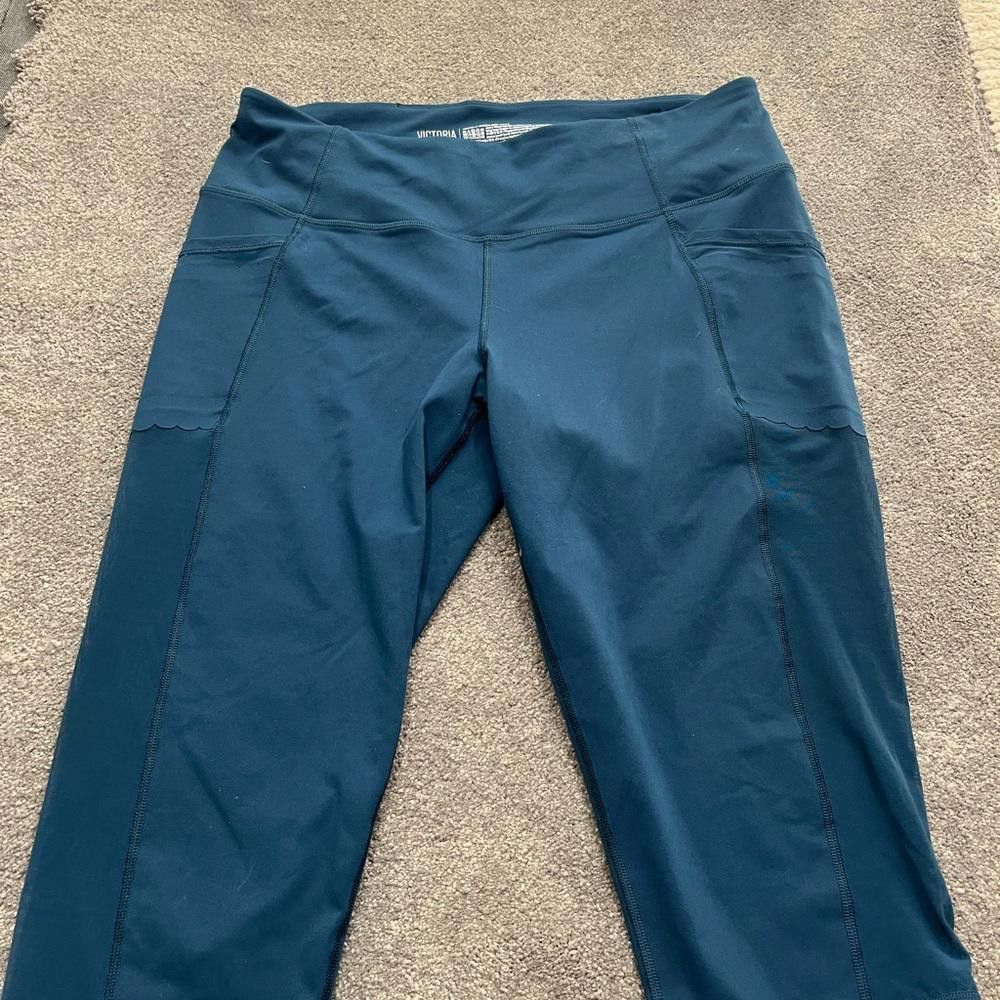 Designer Victoria sport active wear cropped leggings Size 40" / US 18 - 3 Thumbnail