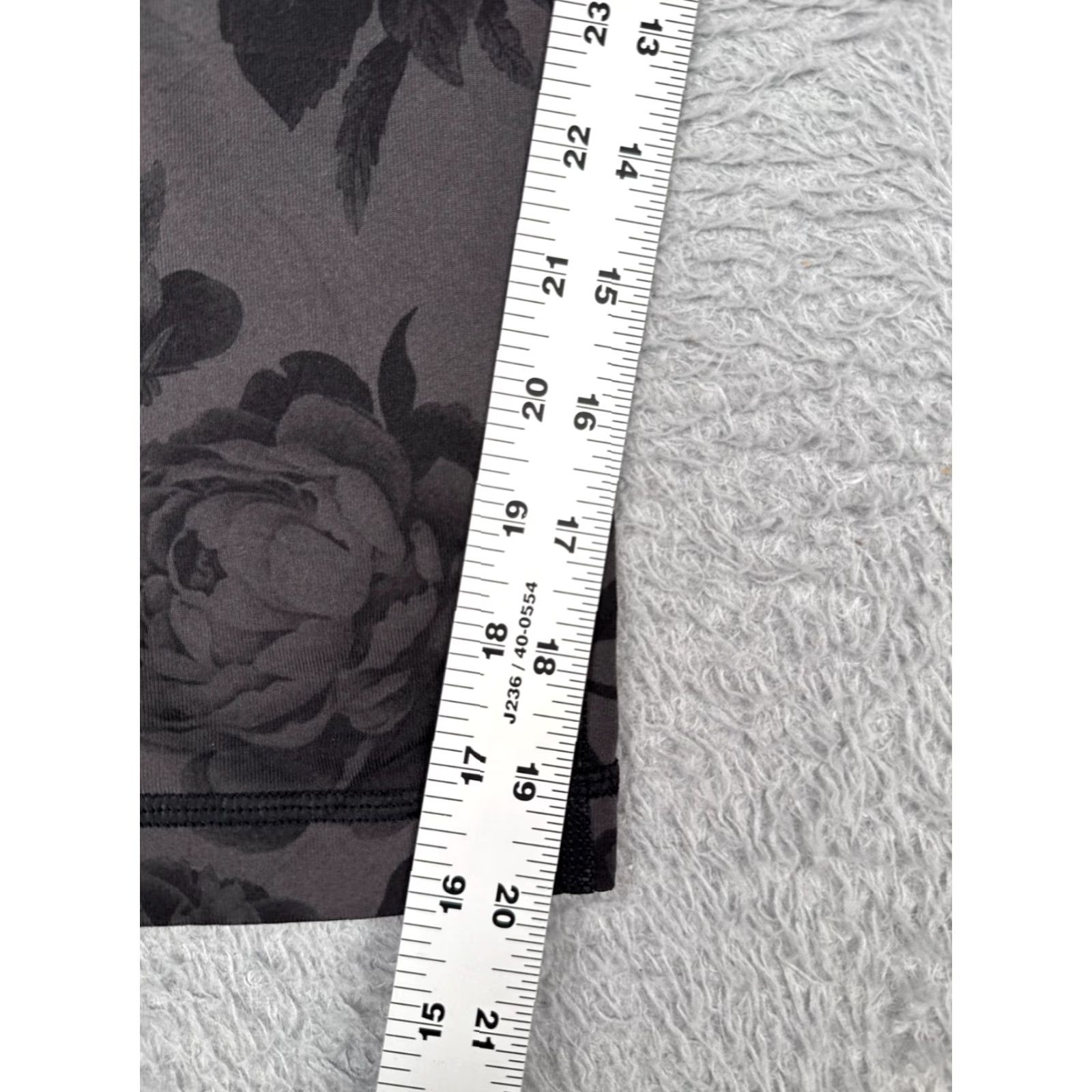 Lululemon **Lululemon Women's Crop Flare Black Gray Yoga Pants** User: **Lululemon Women's Crop Flare Black Gray Yoga Pants** Size 28" / US 6 / IT 42 - 6 Thumbnail