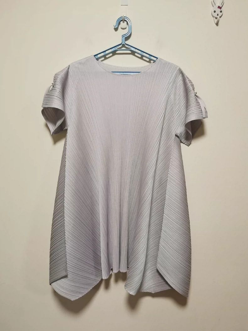 Issey Miyake Issey Miyake size:3 Grey pleated kelp short-sleeved shirt Size XS / US 0-2 / IT 36-38 - 1 Thumbnail