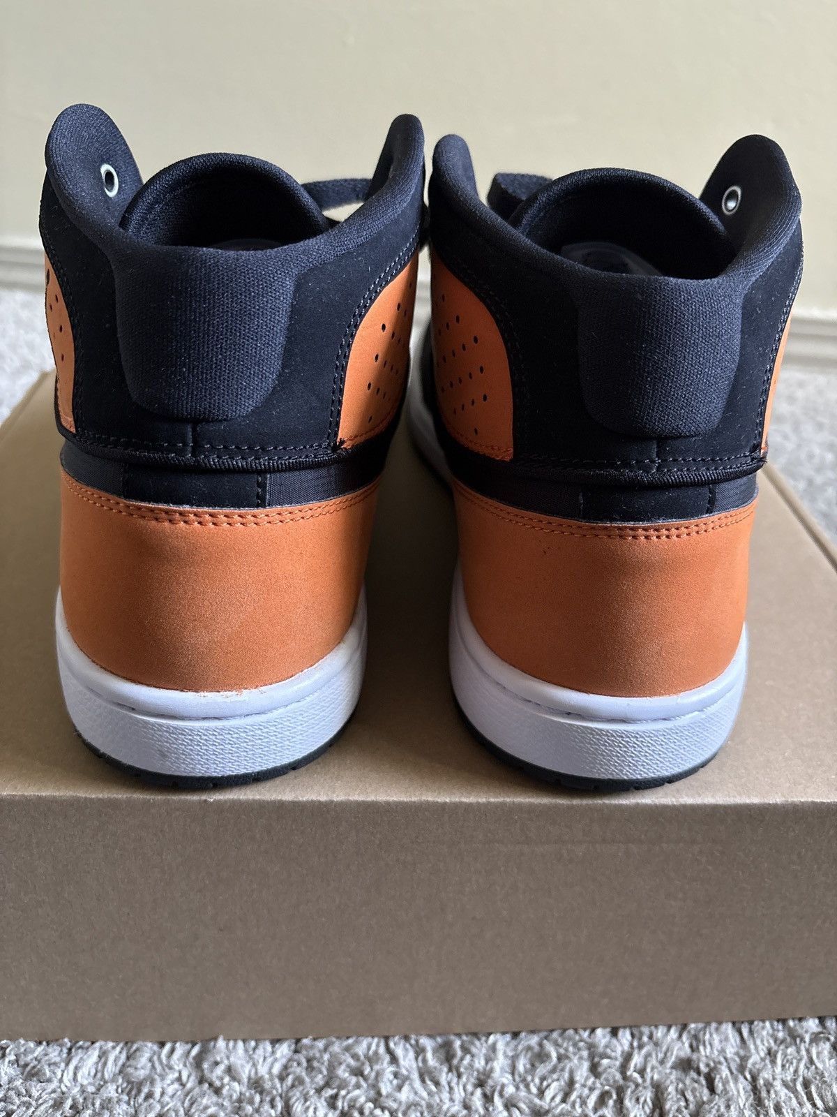 Jordan Brand Jordan Black and Orange Sneakers Size US 9 / EU 42 - 4 Thumbnail