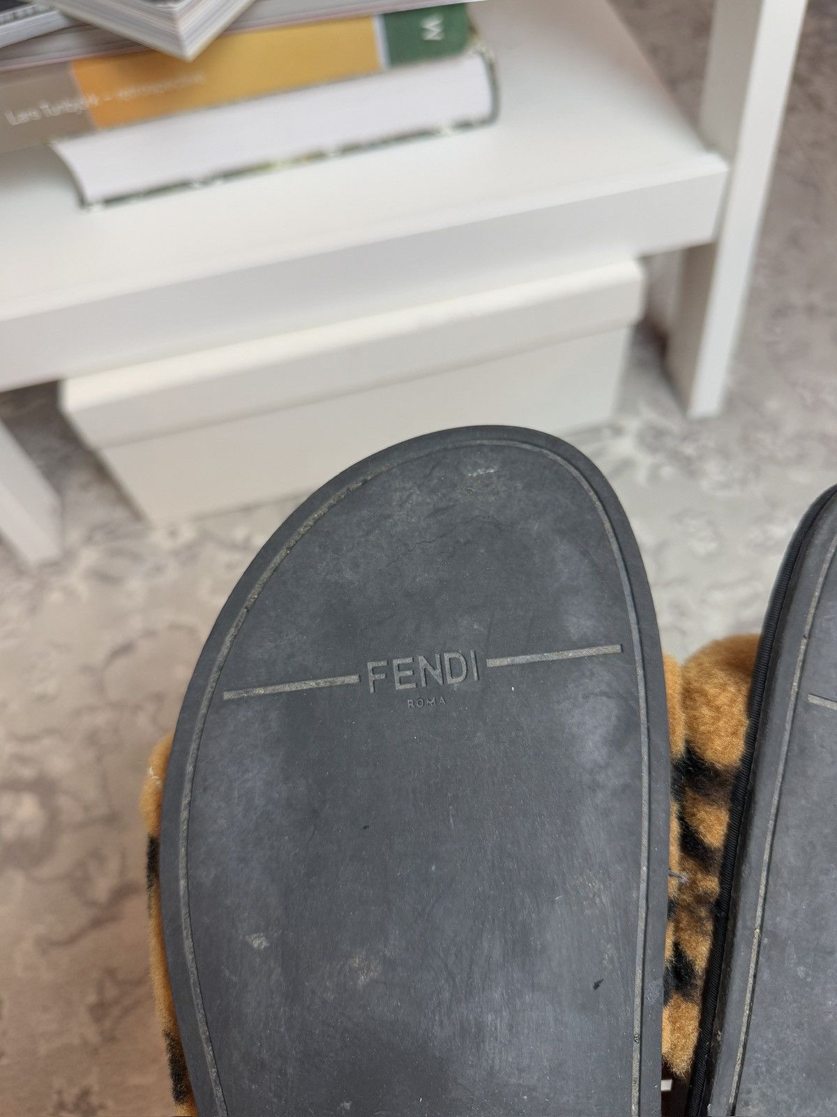Designer × Fendi Fendi faux fur slippers flip flops US8 designer luxury classy Size US 8 / IT 38 - 9 Thumbnail