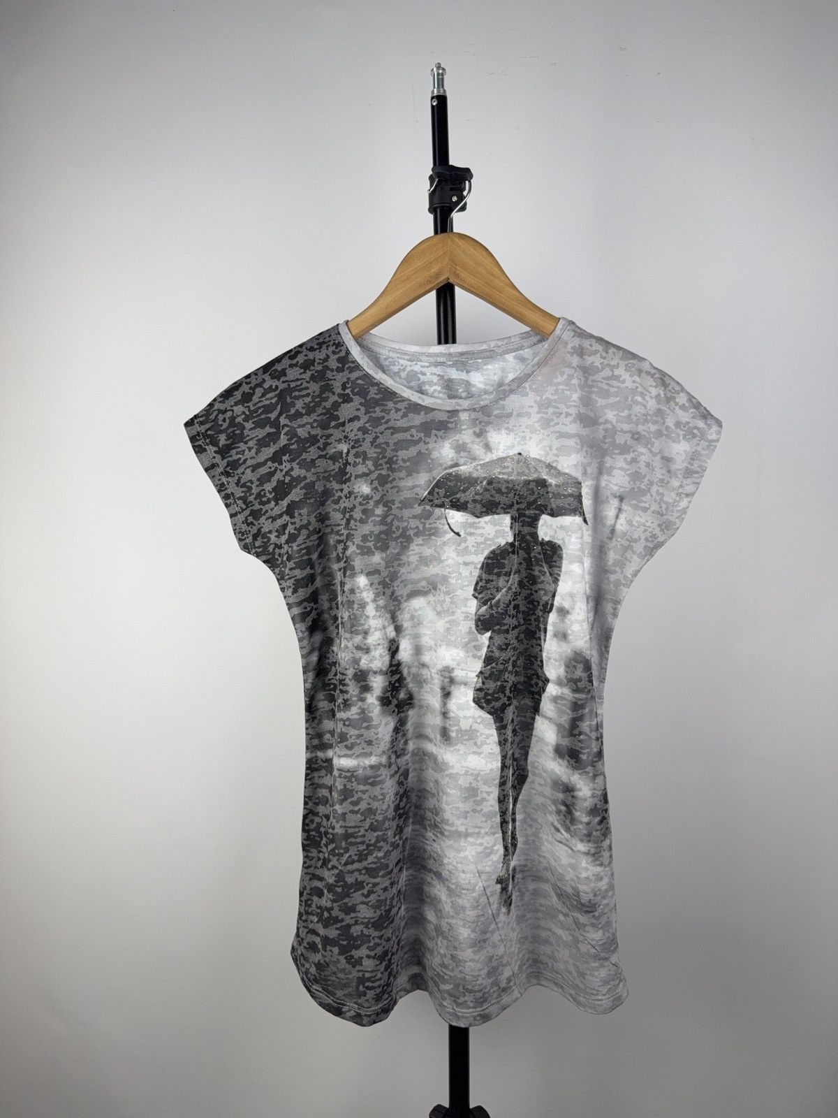 Other Art Print Streetwear Tee – Shadow Girl with Umbrella Size L / US 10 / IT 46 - 1 Thumbnail