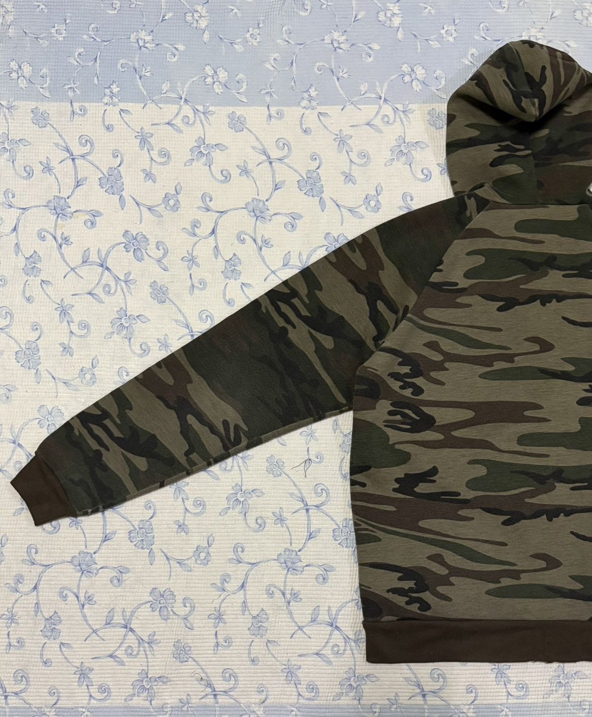 Carhartt Carhartt Camouflage Hoodie Sweater Size US L / EU 52-54 / 3 - 10 Thumbnail