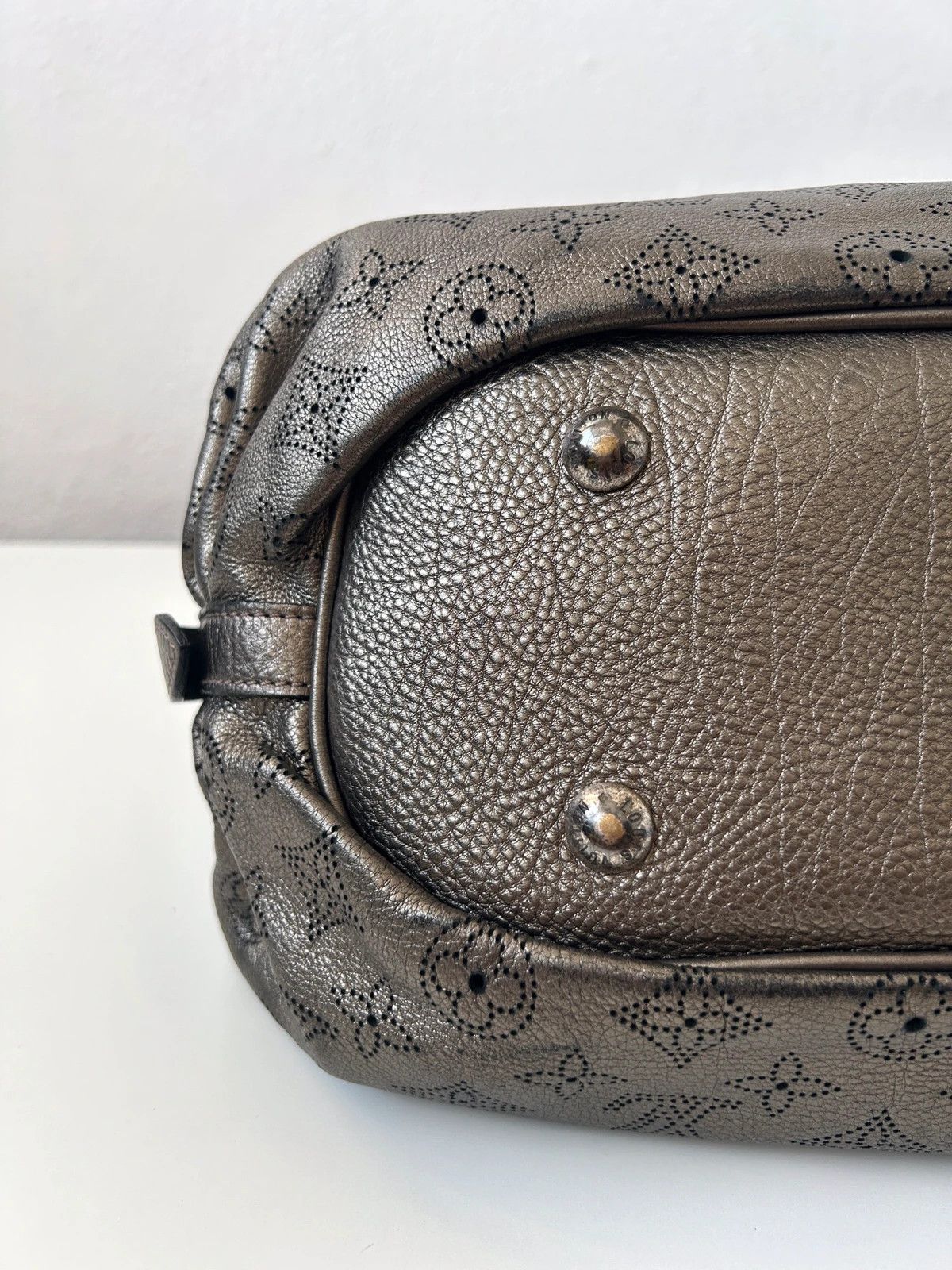 Louis Vuitton Louis Vuitton Argent Monogram Mahina handbag Size ONE SIZE - 14 Thumbnail