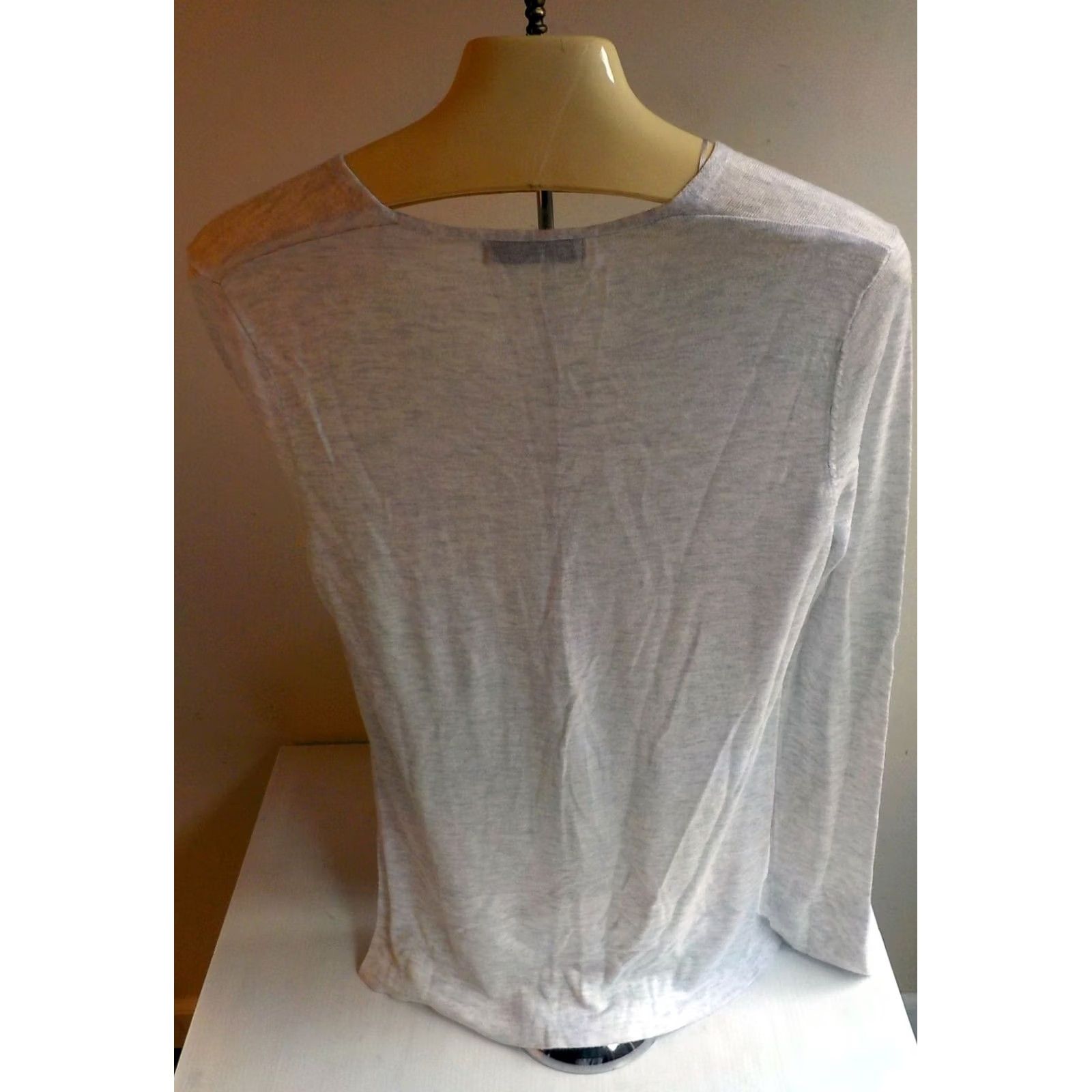 Zara VINTAGE ZARA KNIT V-Neck Lightweight Pullover Sweater Ivory Gray XS Womens Knit Pullover Long Sleeve Slit Cuffs 29 Length 26.5 Sleeve Great Condition Size XS / US 0-2 / IT 36-38 - 4 Thumbnail