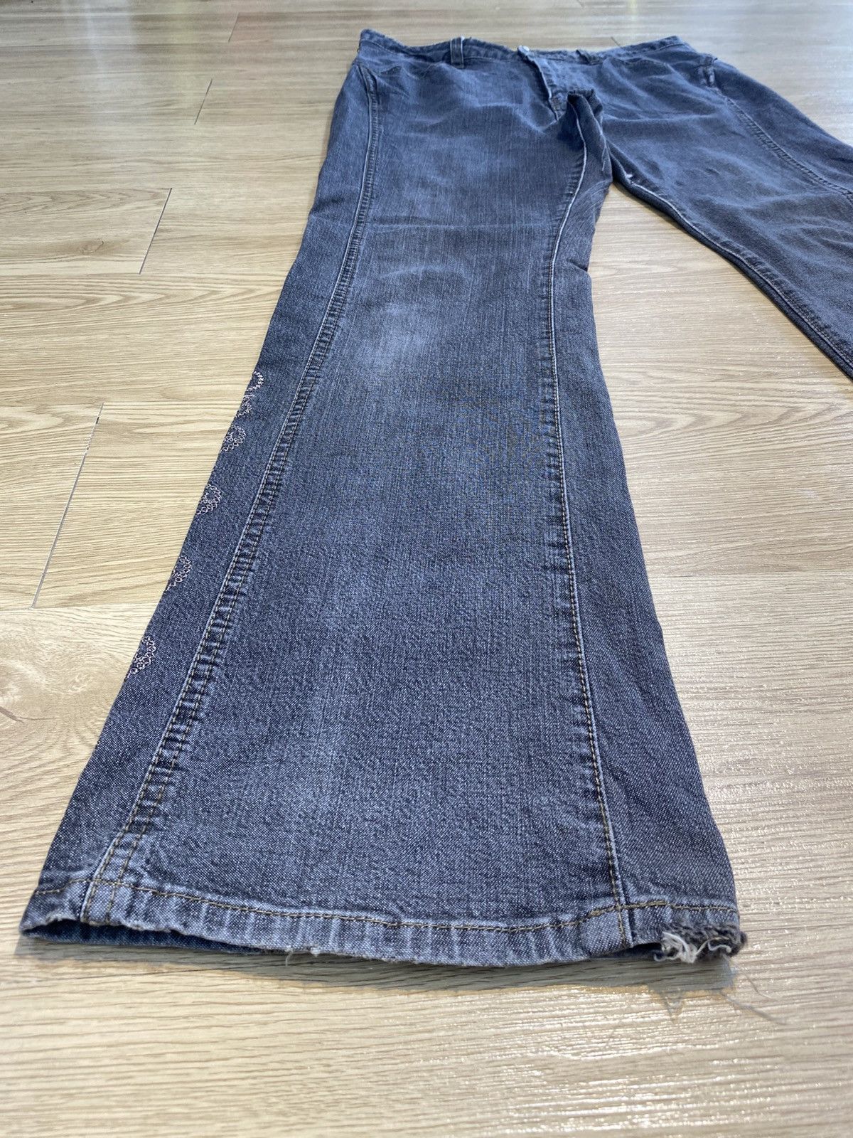 Japanese Brand Vintage Japanese Brand Embroidery Flaired Jeans Size US 29 - 5 Thumbnail