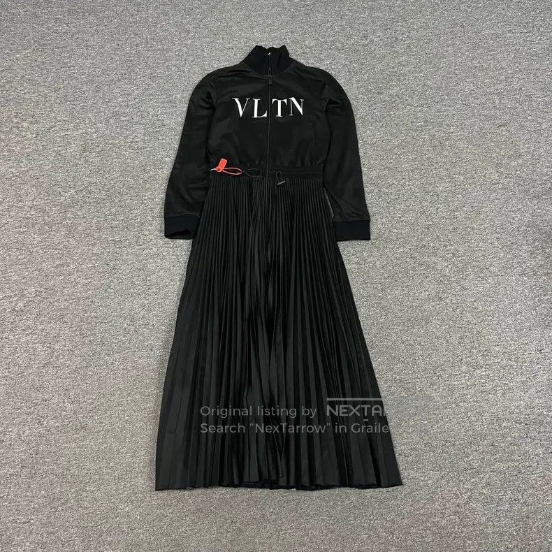 Valentino Valentino The main line is a big logo dress Size S / US 4 / IT 40 - 1 Thumbnail