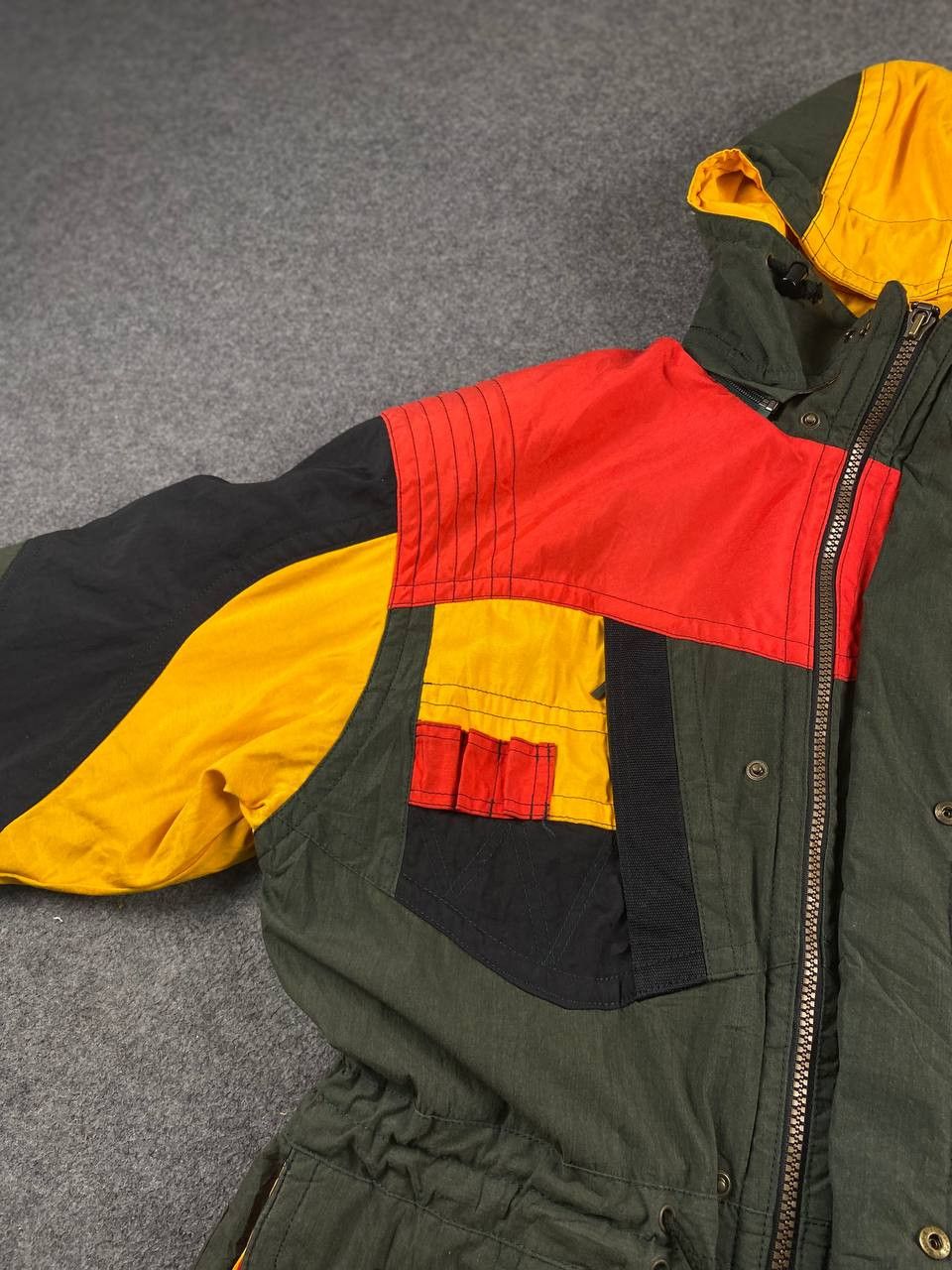 descente snow adventure multipocket jacket nice design