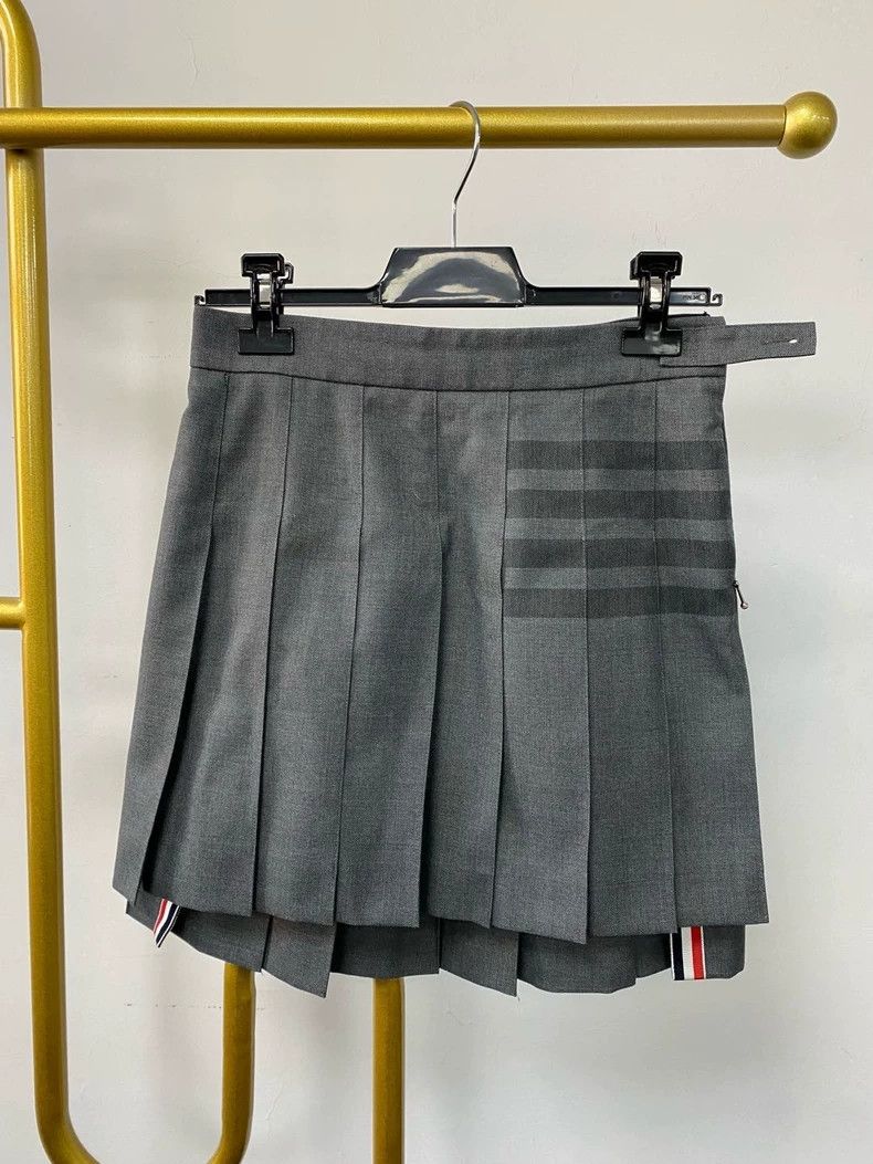 Thom Browne THOM BROWNE Pleated Skirt Size 40 2502-Nextarrow Size 26" / US 2 / IT 38 - 1 Thumbnail