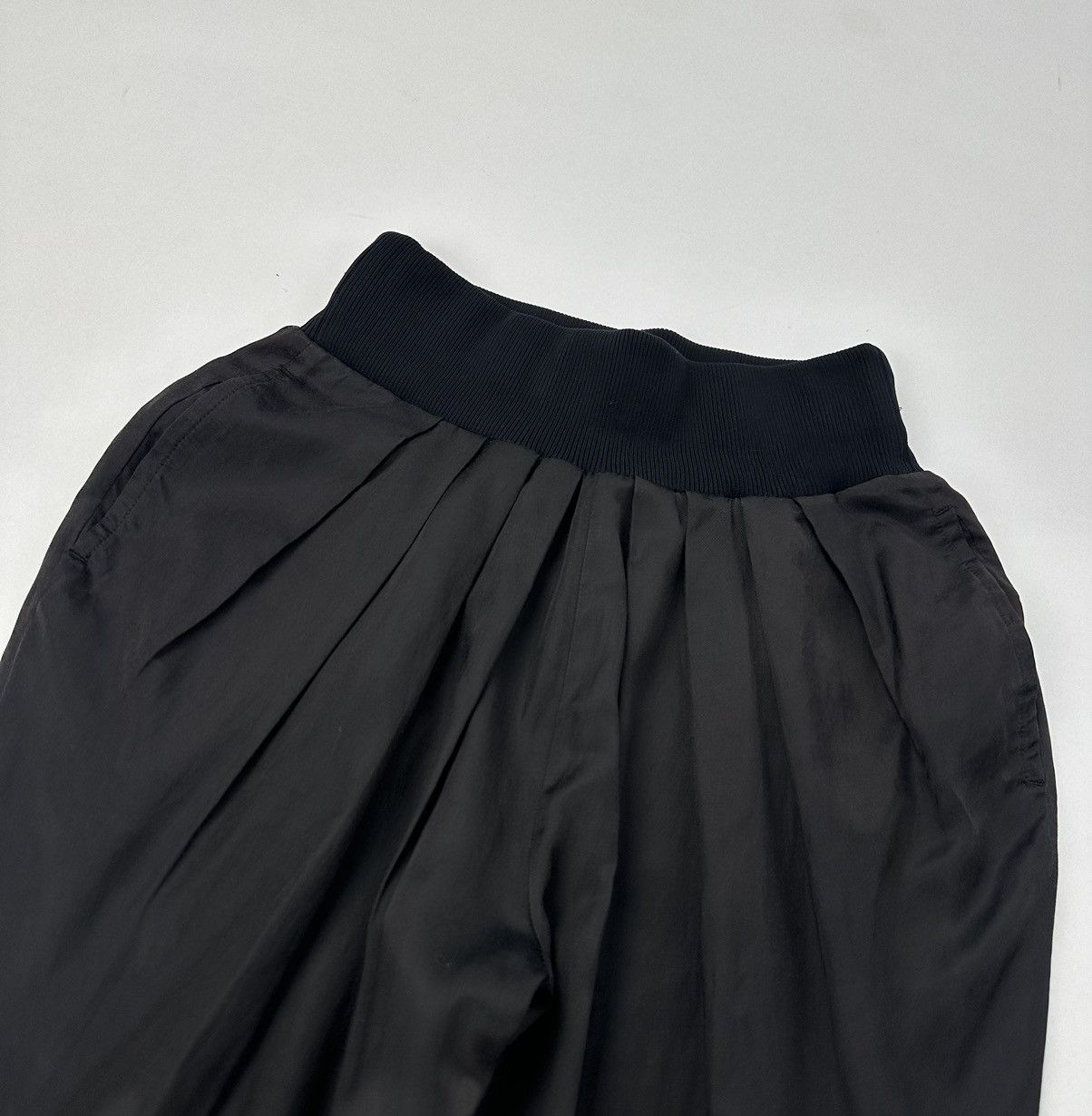 Limi Feu × Yohji Yamamoto Limi Feu Gabardine Drop Crotch Pleated Front Pants Size 26" / US 2 / IT 38 - 5 Thumbnail