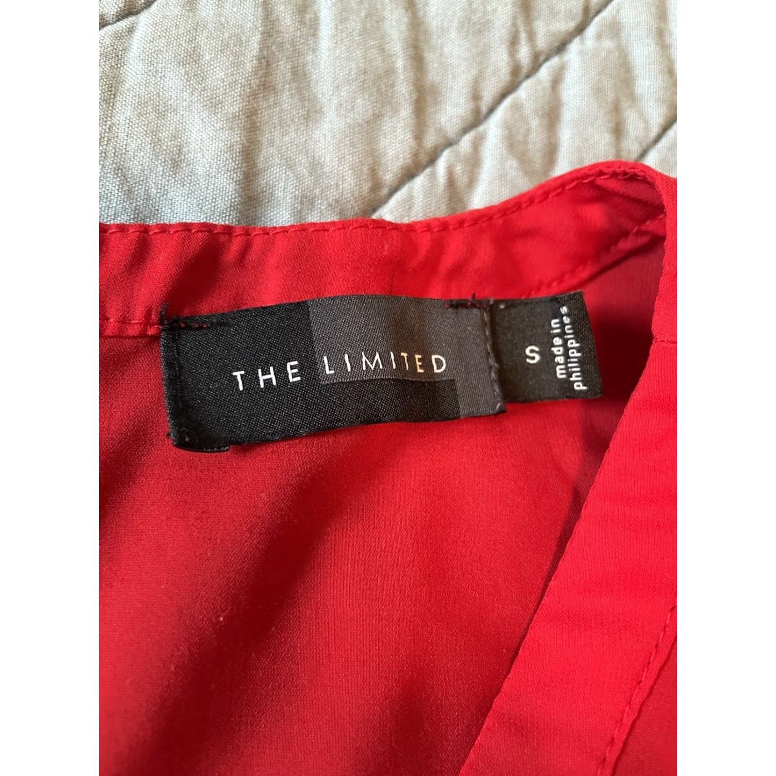 Vintage The Limited Womens Blouse Red V-Neck 3/4 Sleeve Size S Polyester Spandex Button Career Workwear Casual Party/Cocktail City Classic Designer Size S / US 4 / IT 40 - 5 Thumbnail