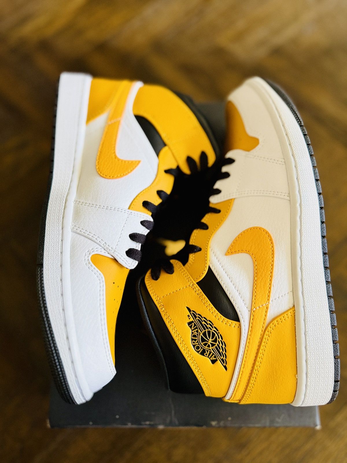 Jordan Brand Nike Air Jordan 1 Mid University Gold 554724-170 Size 10 Size US 10 / EU 43 - 10 Thumbnail