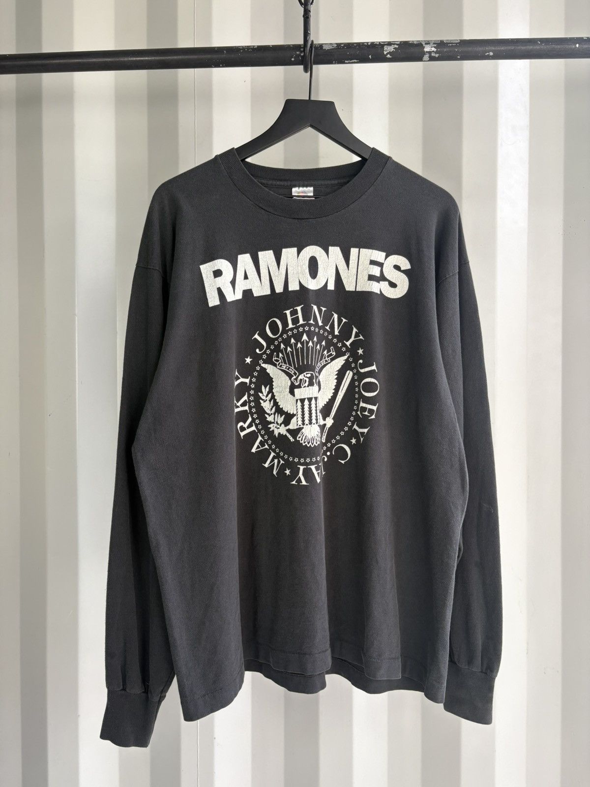 Band Tees Thrashed Ramones Distressed Sun Faded Shirt GRUNGE Band Size US XL / EU 56 / 4 - 3 Thumbnail