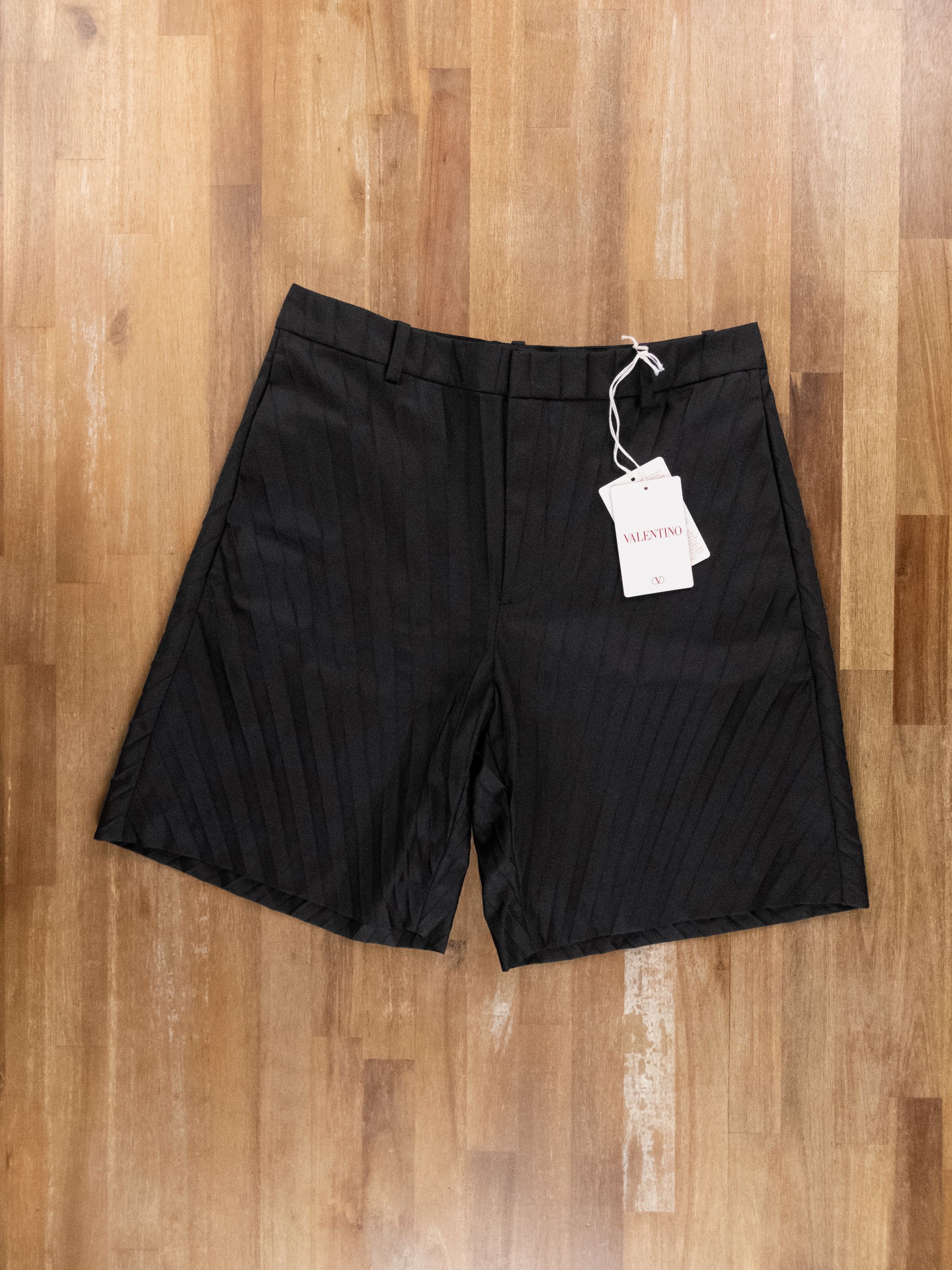 Valentino VALENTINO Garavani black pleated effect nylon bermuda shorts Size US 34 / EU 50 - 5 Thumbnail
