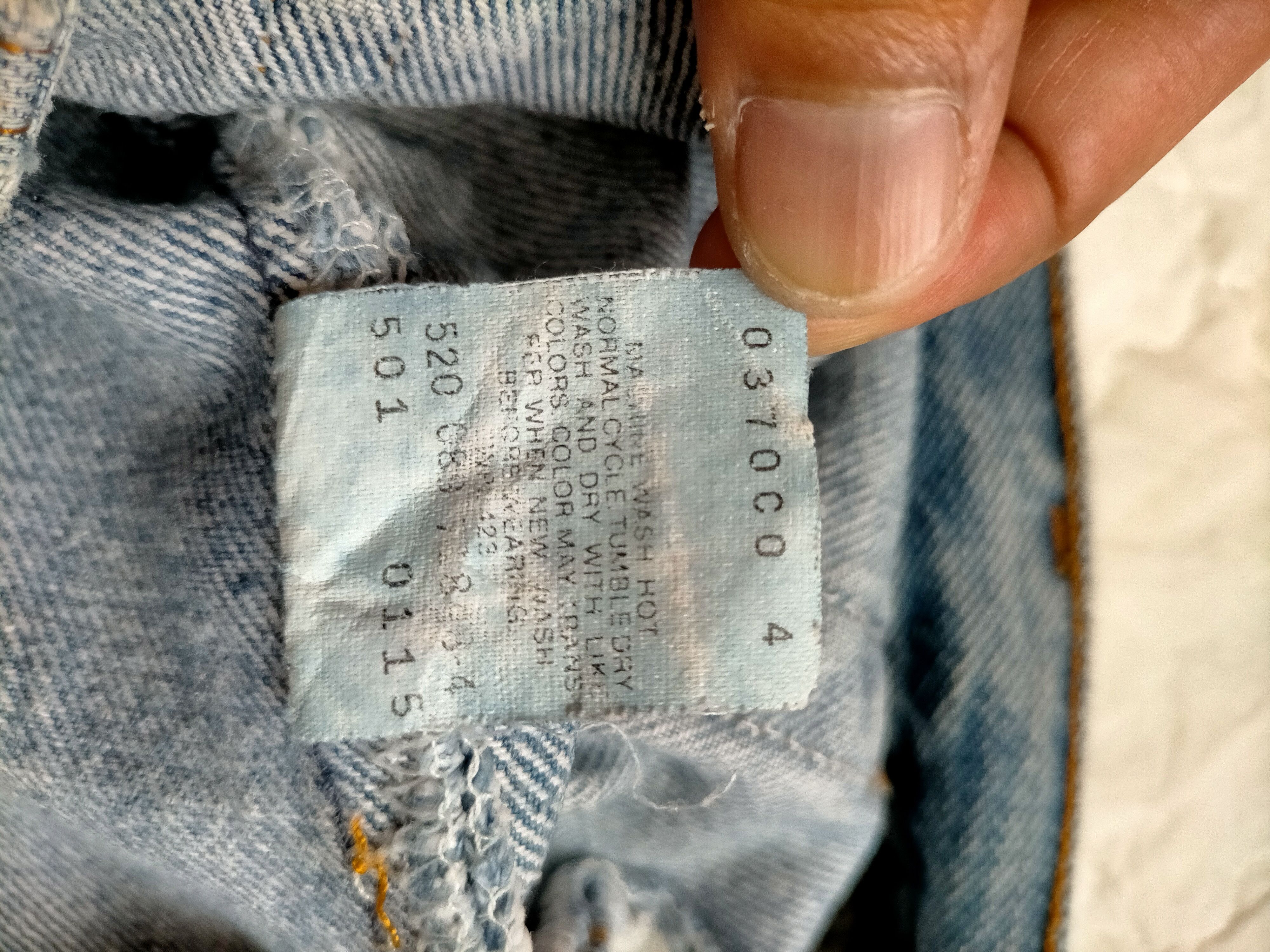 Levi's Vintage Clothing Vintage Levis 501 Usa Button Fly 520 Blue Jeans Size US 31 - 24 Thumbnail