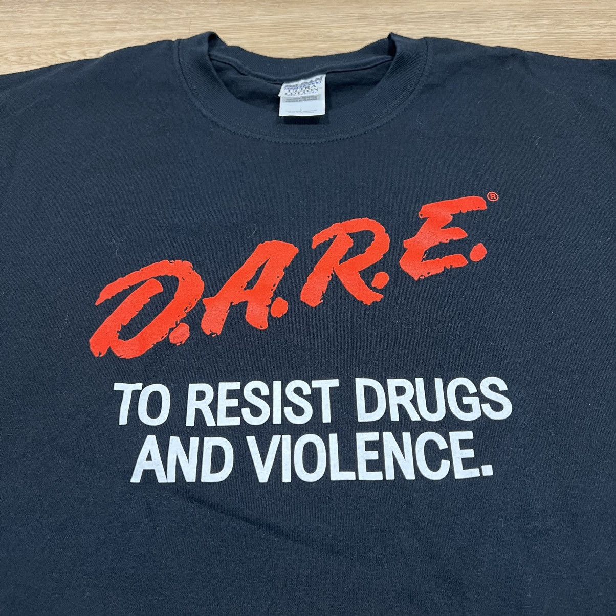 Gildan Vintage 90s Dare Resist Drugs and Violence T-Shirt Black Size US L / EU 52-54 / 3 - 5 Thumbnail