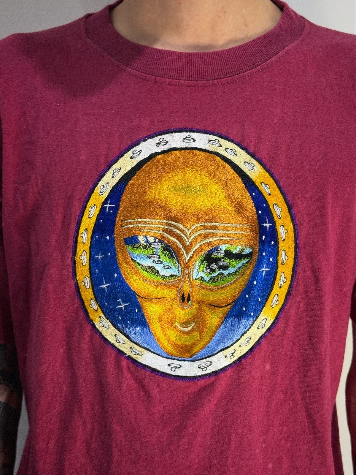 Vintage Vintage 90s Alien Embroidered Tshirt Size US M / EU 48-50 / 2 - 2 Thumbnail