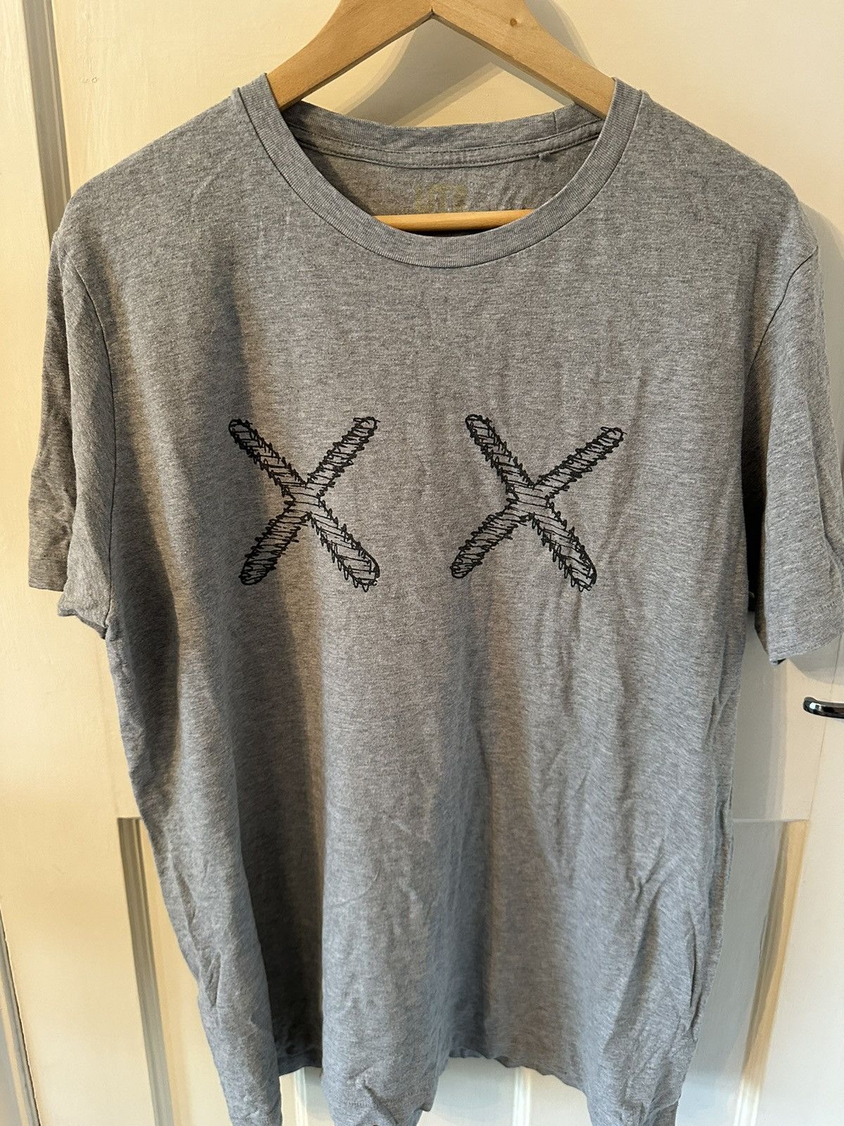 Kaws Kaws 2016 1st drop Tee Size US L / EU 52-54 / 3 - 1 Thumbnail