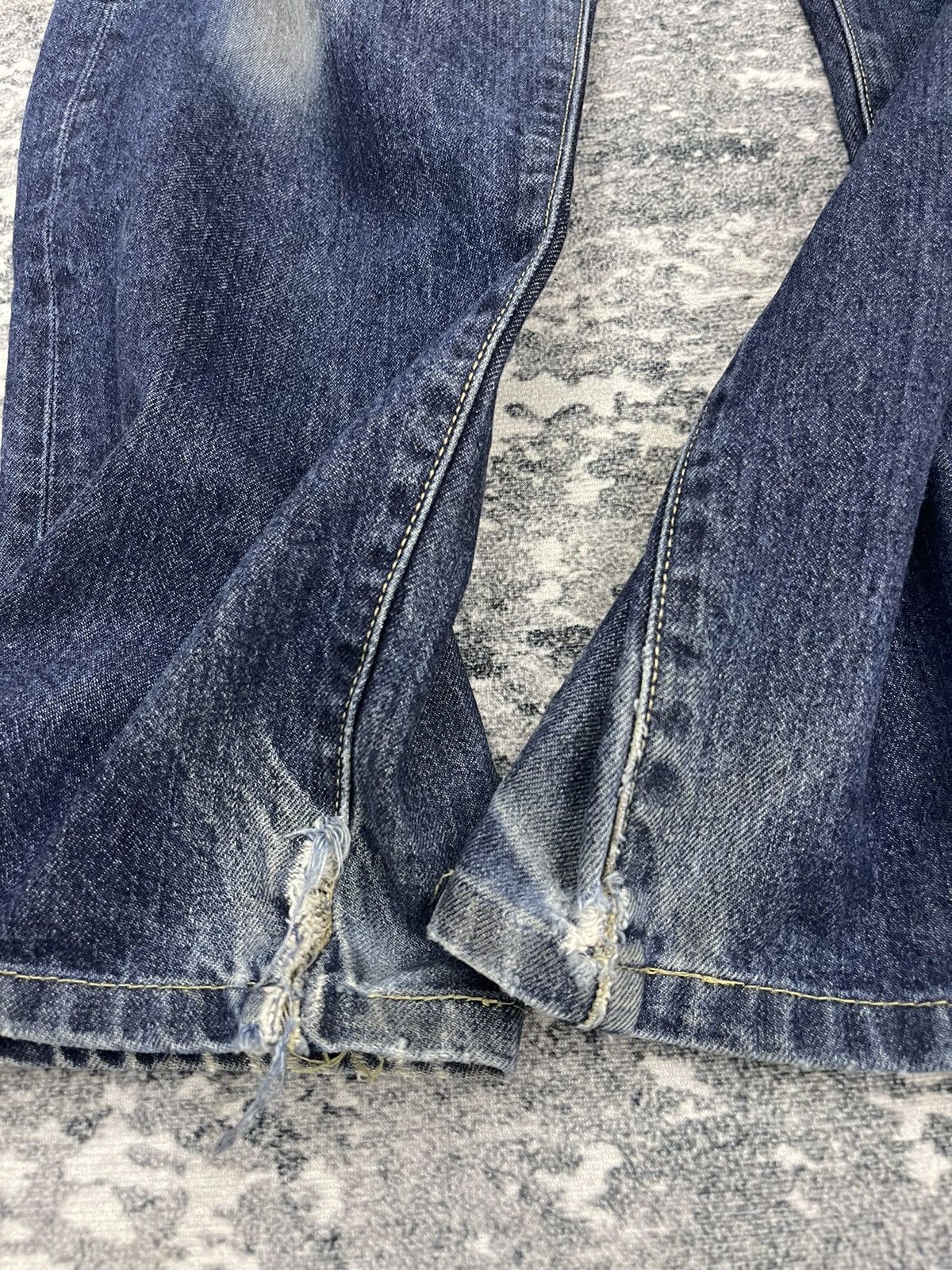Uniqlo Uniqlo Kaihara Distressed Denim Size US 33 - 12 Thumbnail