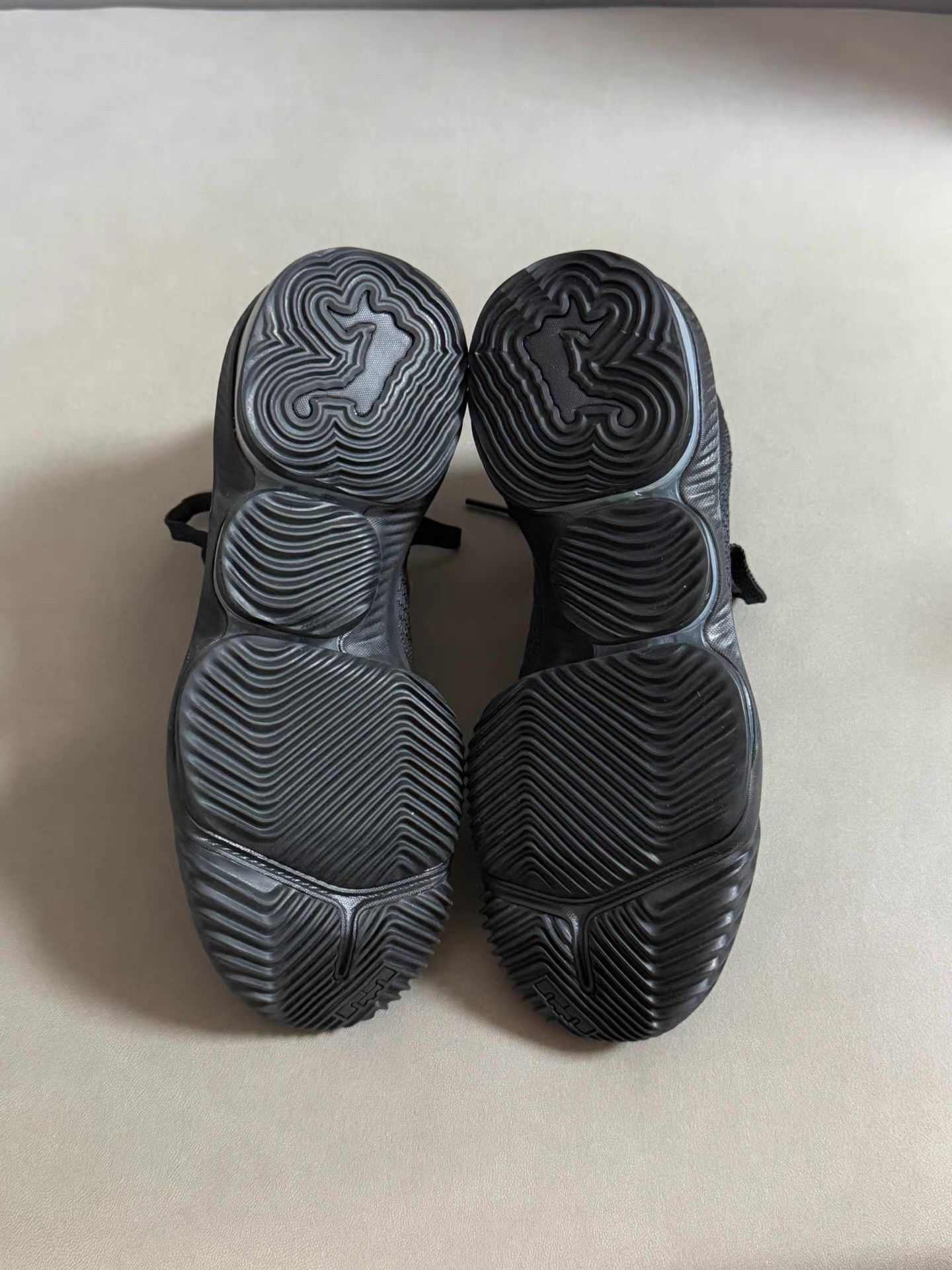Nike Nike Lebron 16 Low Triple Black shoes。 Ｑ20 Size US 8 / EU 41 - 5 Thumbnail