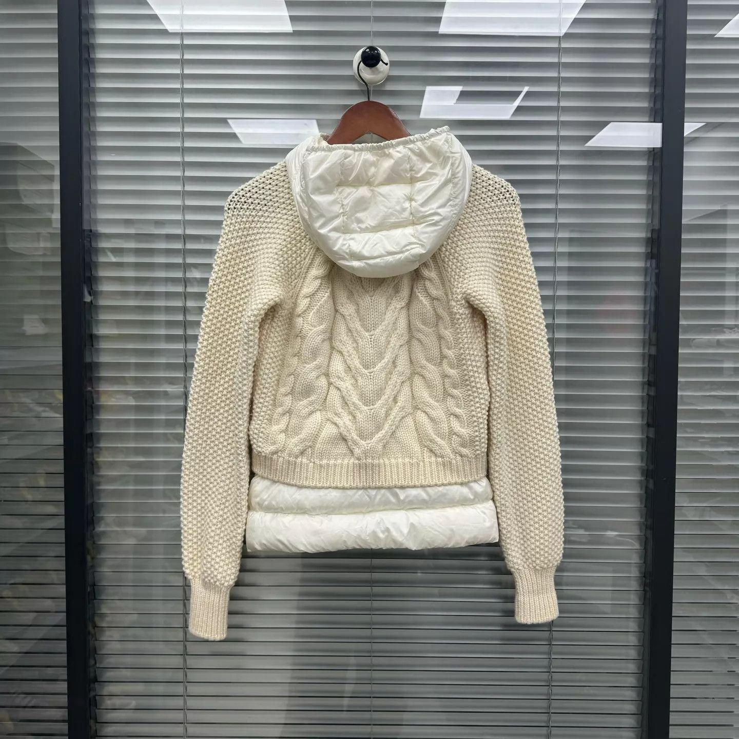 Moncler Moncler White Knit Panel Down Jacket S Minor Stain Size S / US 4 / IT 40 - 2 Thumbnail