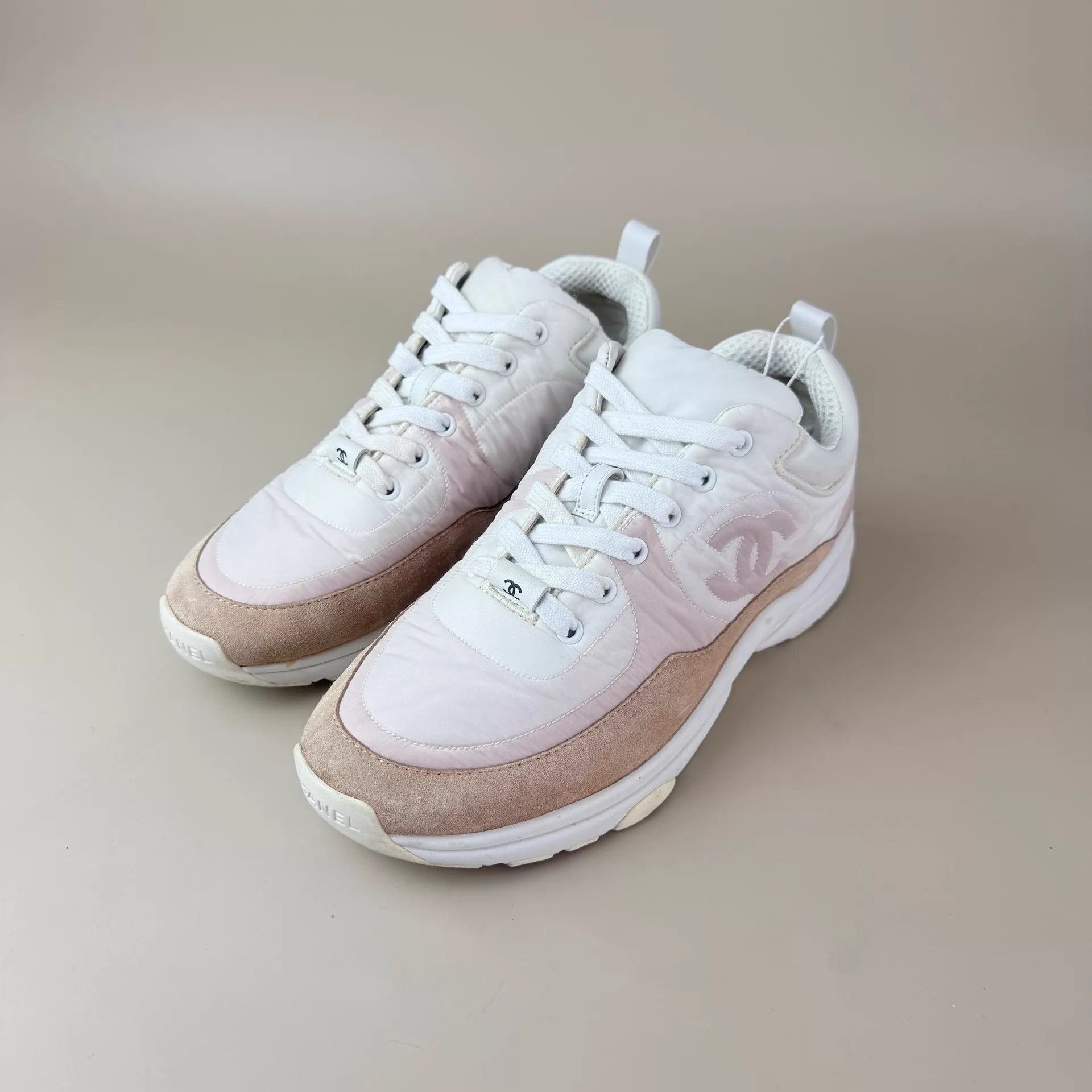 Chanel CHANEL white pink CC sneakers 38 mint Size US 7.5 / IT 37.5 - 1 Thumbnail