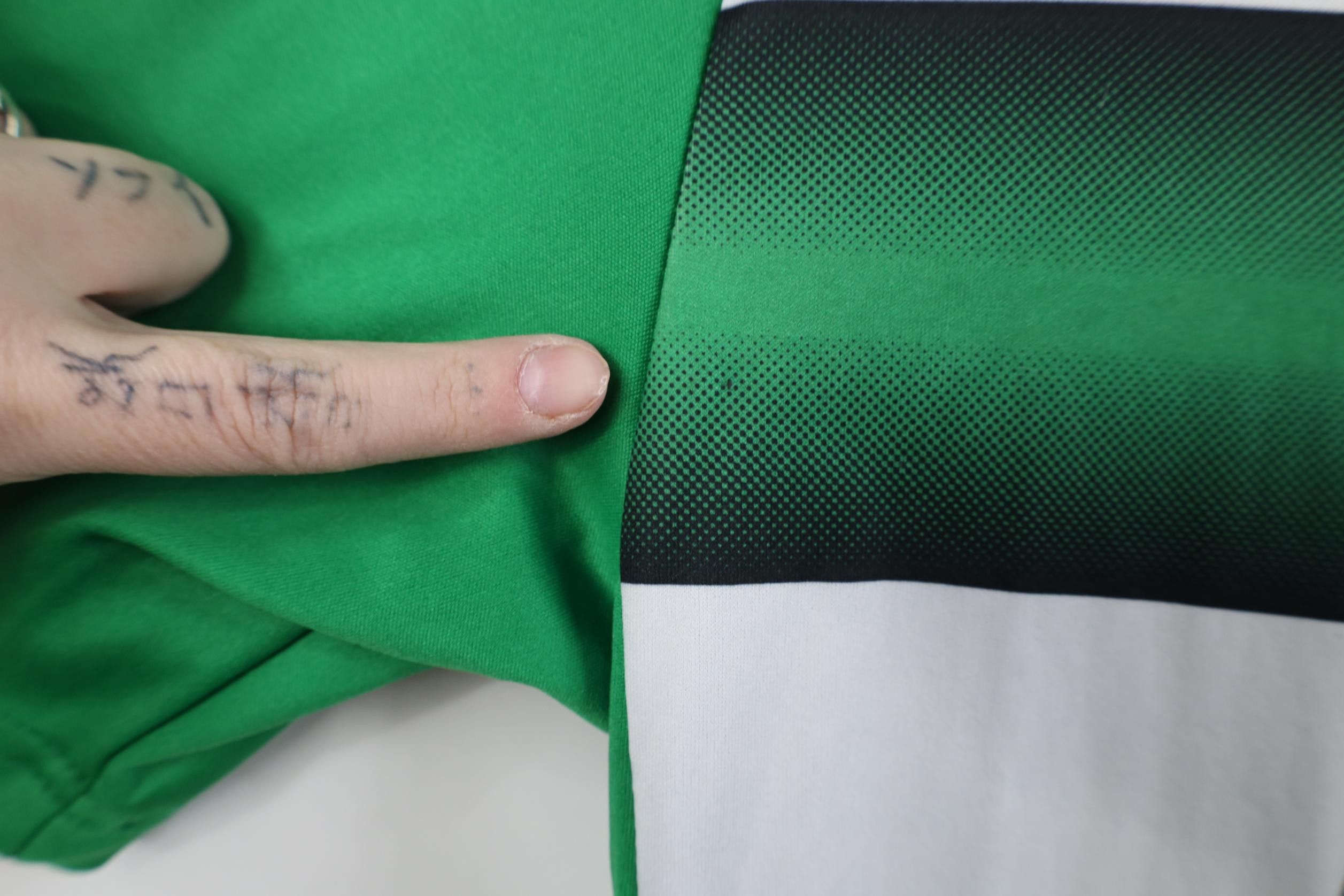 Vintage Vintage Celtic FC Football Soccer Jersey Striped Green Size US M / EU 48-50 / 2 - 8 Thumbnail