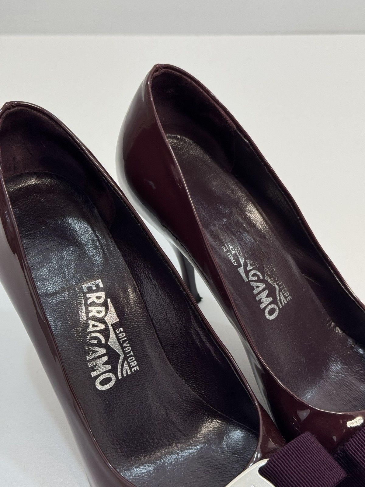 Salvatore Ferragamo Salvatore Ferragamo Burgundy Size 6.5 NARROW Patent Pumps Size US 6.5 / IT 36.5 - 16 Thumbnail