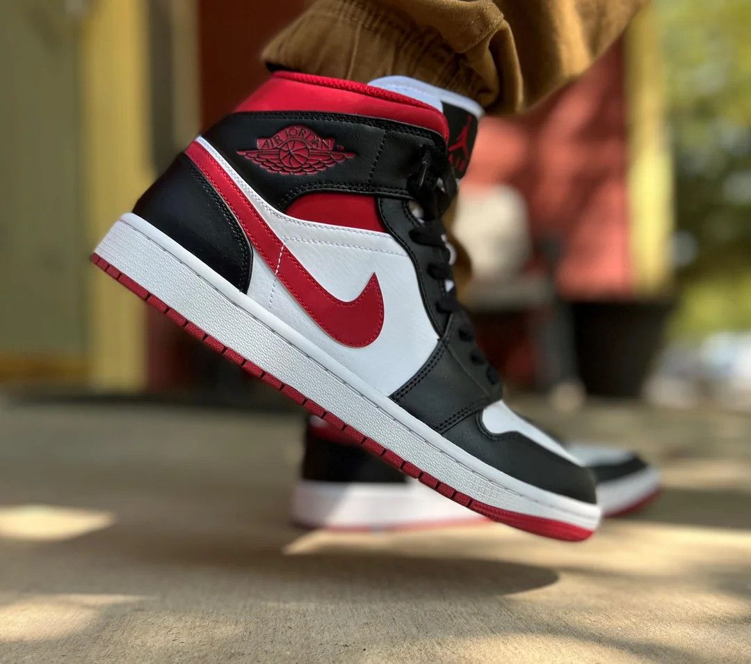 Jordan Brand Nike Air Jordan 1 Mid "White/Gym Red" Young Sneakers Casual Size US 5 / EU 37 - 3 Thumbnail