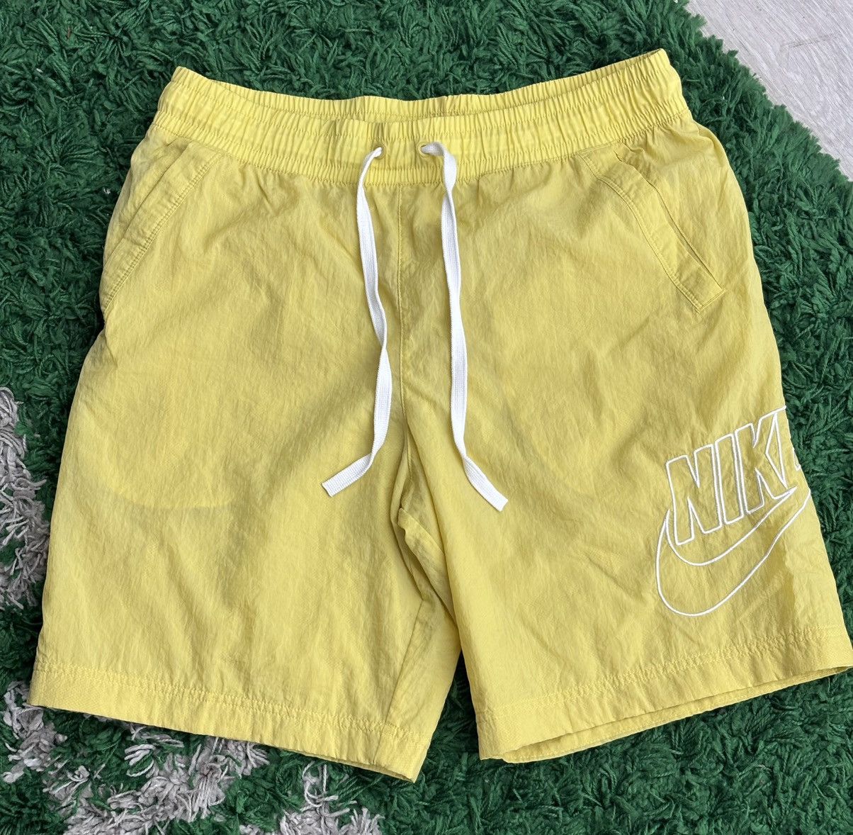 Nike Vintage Nike Nylon shorts size Medium Size US 34 / EU 50 - 1 Thumbnail