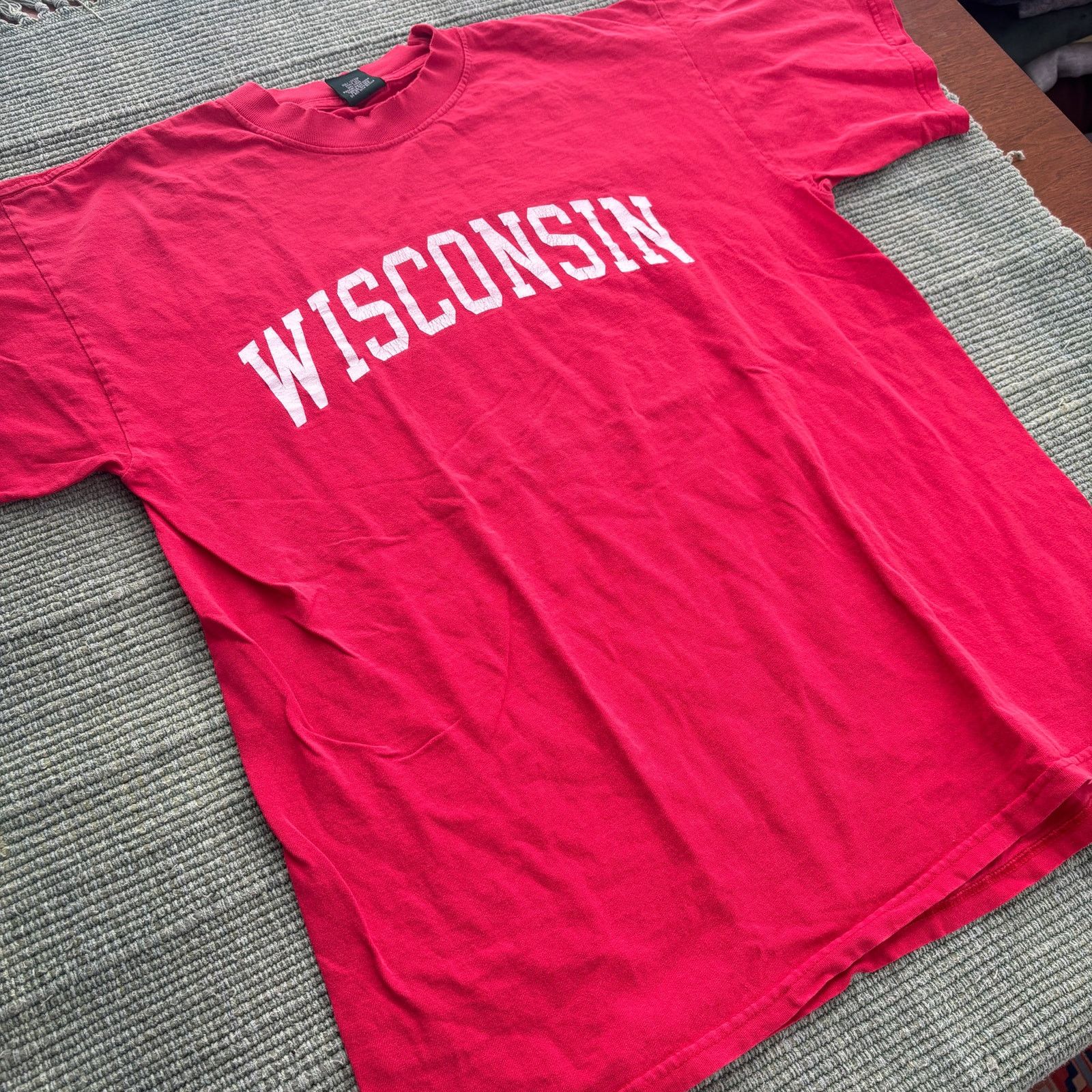 Vintage Vintage red Wisconsin distressed MV Sport tee shirt size XL Size US XL / EU 56 / 4 - 5 Thumbnail