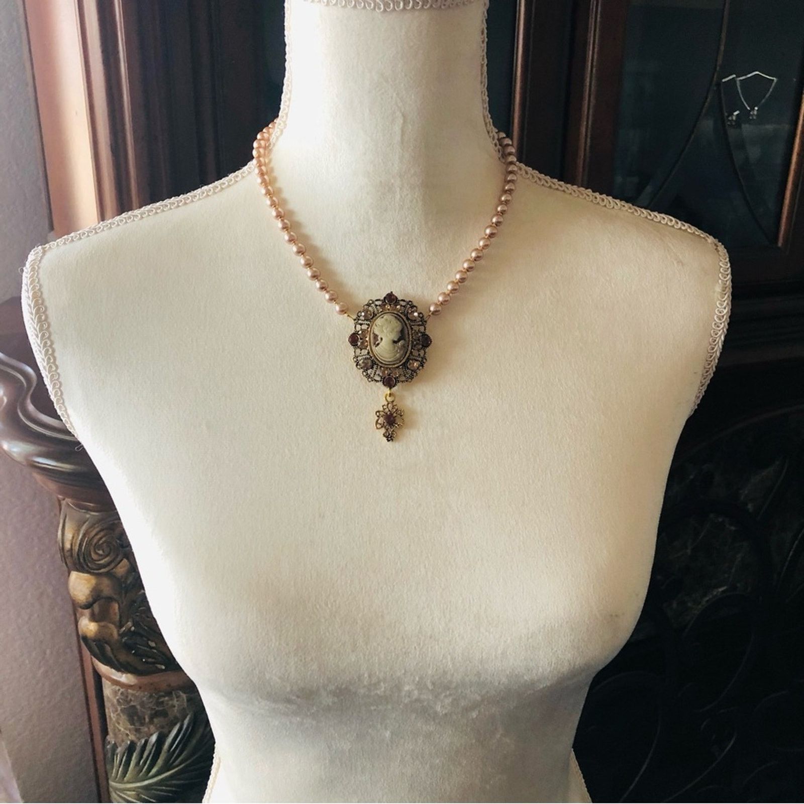 Handmade Handcrafted repurpose victorian lady cameo Pearl necklace Size ONE SIZE - 6 Thumbnail