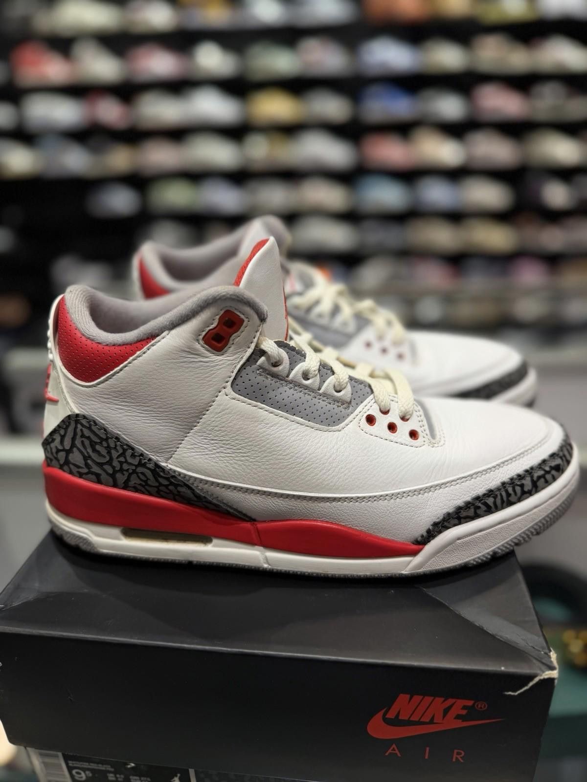 Jordan Brand Jordan 3 Retro Fire Red 2022 Size 9.5 Pre-Owned Pre-Owned Size US 9.5 / EU 42-43 - 1 Thumbnail