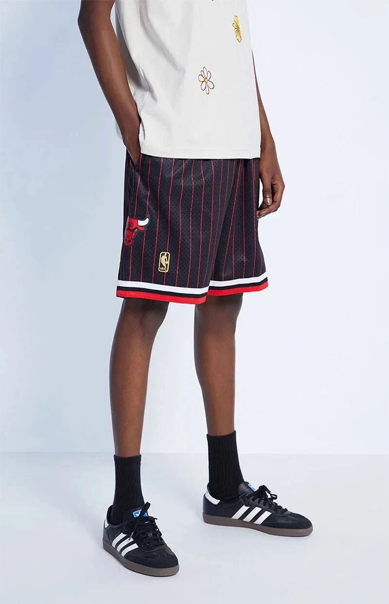 Mitchell & Ness Mitchell & Ness NBA Swingman Shorts Chicago Bulls 96-97 Size US 30 / EU 46 - 3 Thumbnail