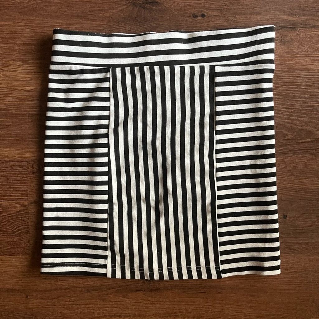 MINKPINK 🖤 MINK PINK Striped Black & White Mini Skirt 🤍 Size 24" / US 00 / IT 34 - 1 Thumbnail