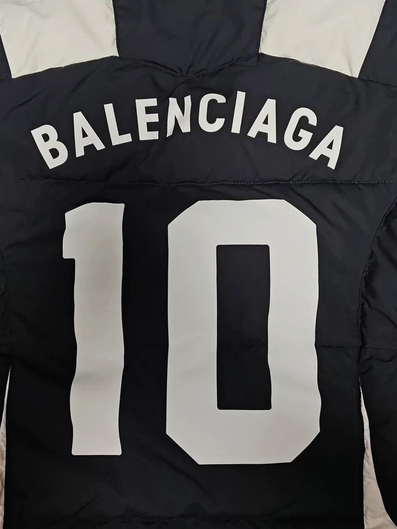 Balenciaga Balenciaga Black and white Manchester United football down Size US S / EU 44-46 / 1 - 5 Thumbnail